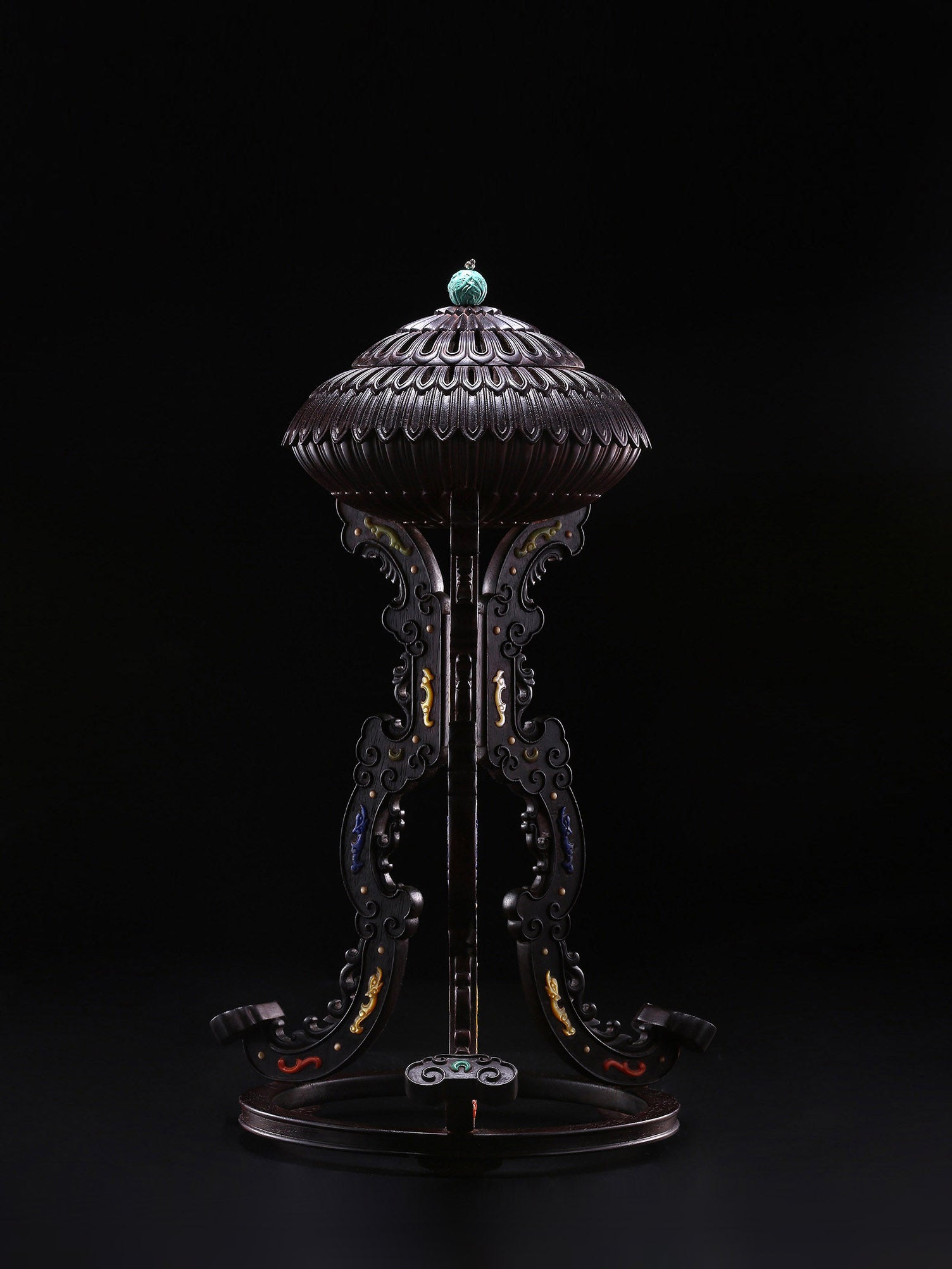 Small-leaf sandalwood incense burner inlaid with kui-phoenix patterns and chrysanthemum petal design