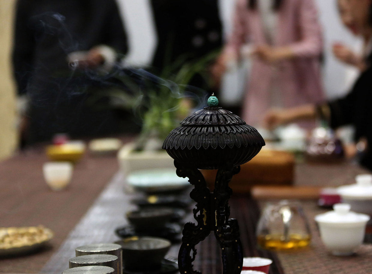 Small-leaf sandalwood incense burner inlaid with kui-phoenix patterns and chrysanthemum petal design