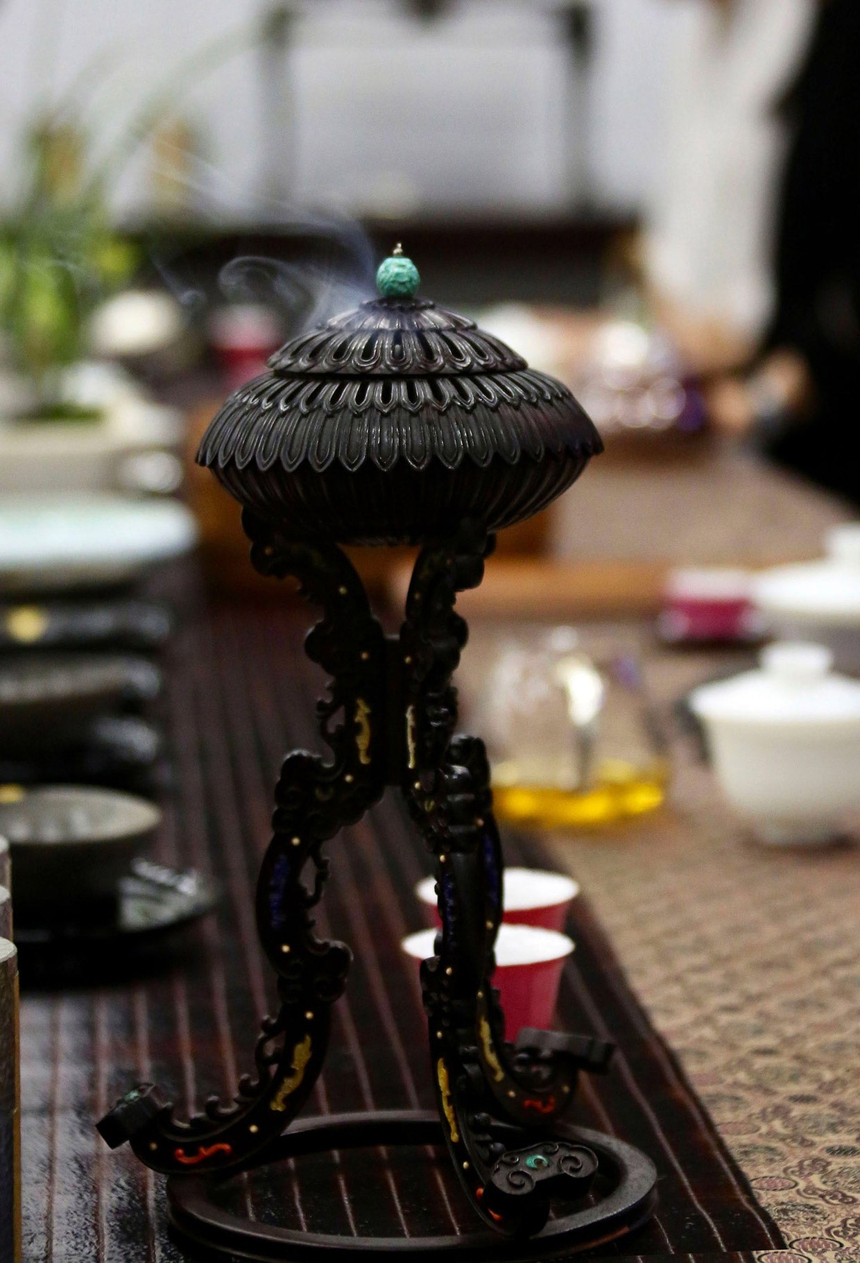Small-leaf sandalwood incense burner inlaid with kui-phoenix patterns and chrysanthemum petal design