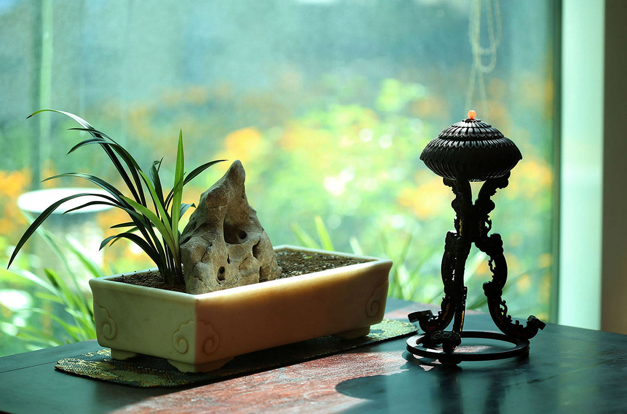 Small-leaf sandalwood incense burner inlaid with kui-phoenix patterns and chrysanthemum petal design