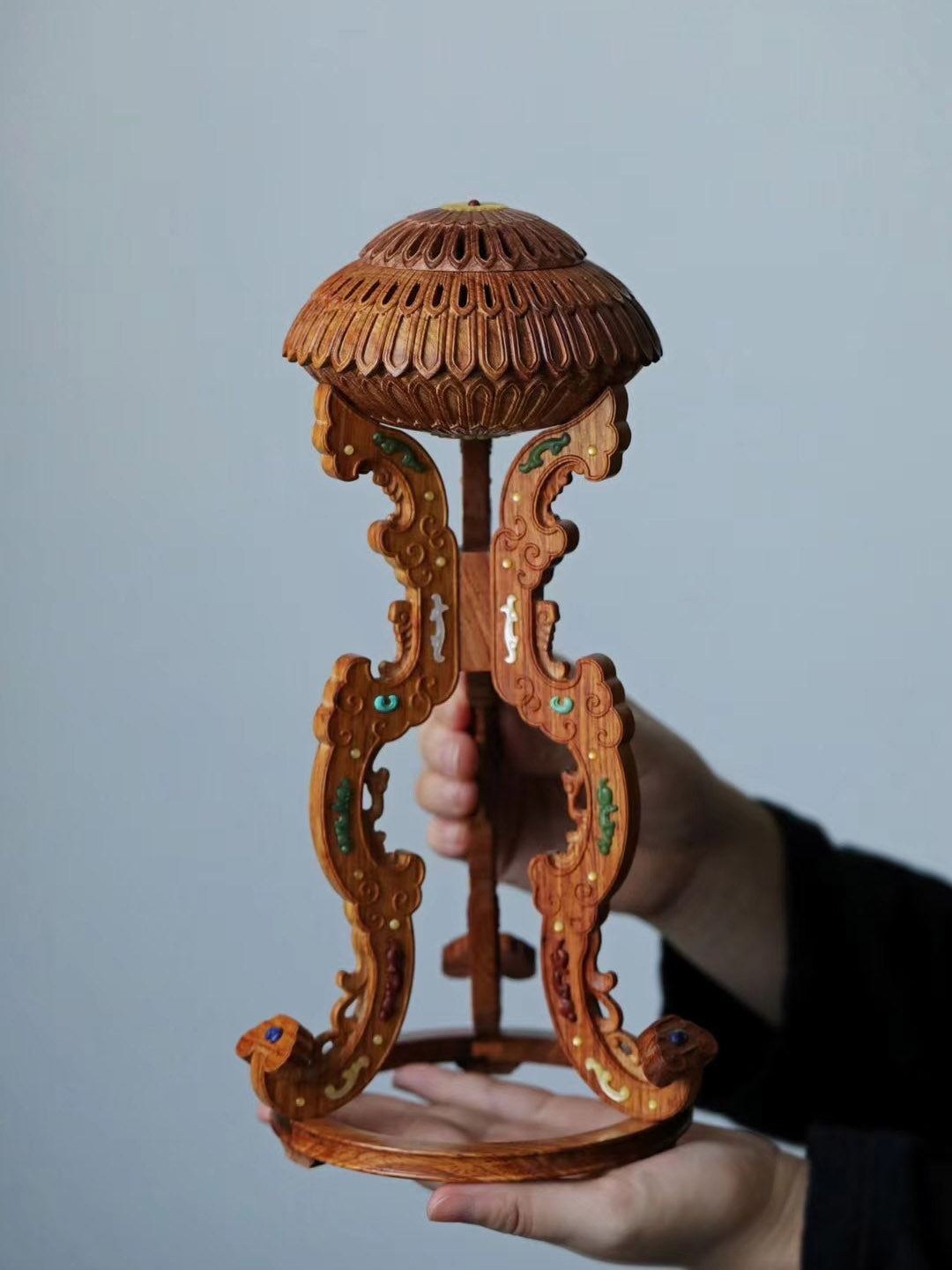 Small-leaf sandalwood incense burner inlaid with kui-phoenix patterns and chrysanthemum petal design