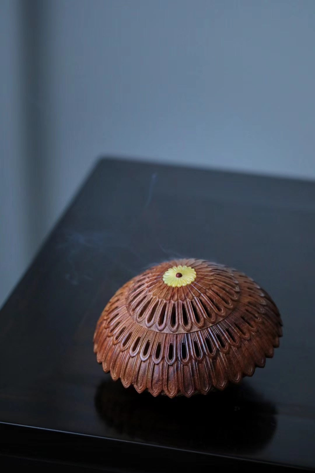 Small-leaf sandalwood incense burner inlaid with kui-phoenix patterns and chrysanthemum petal design