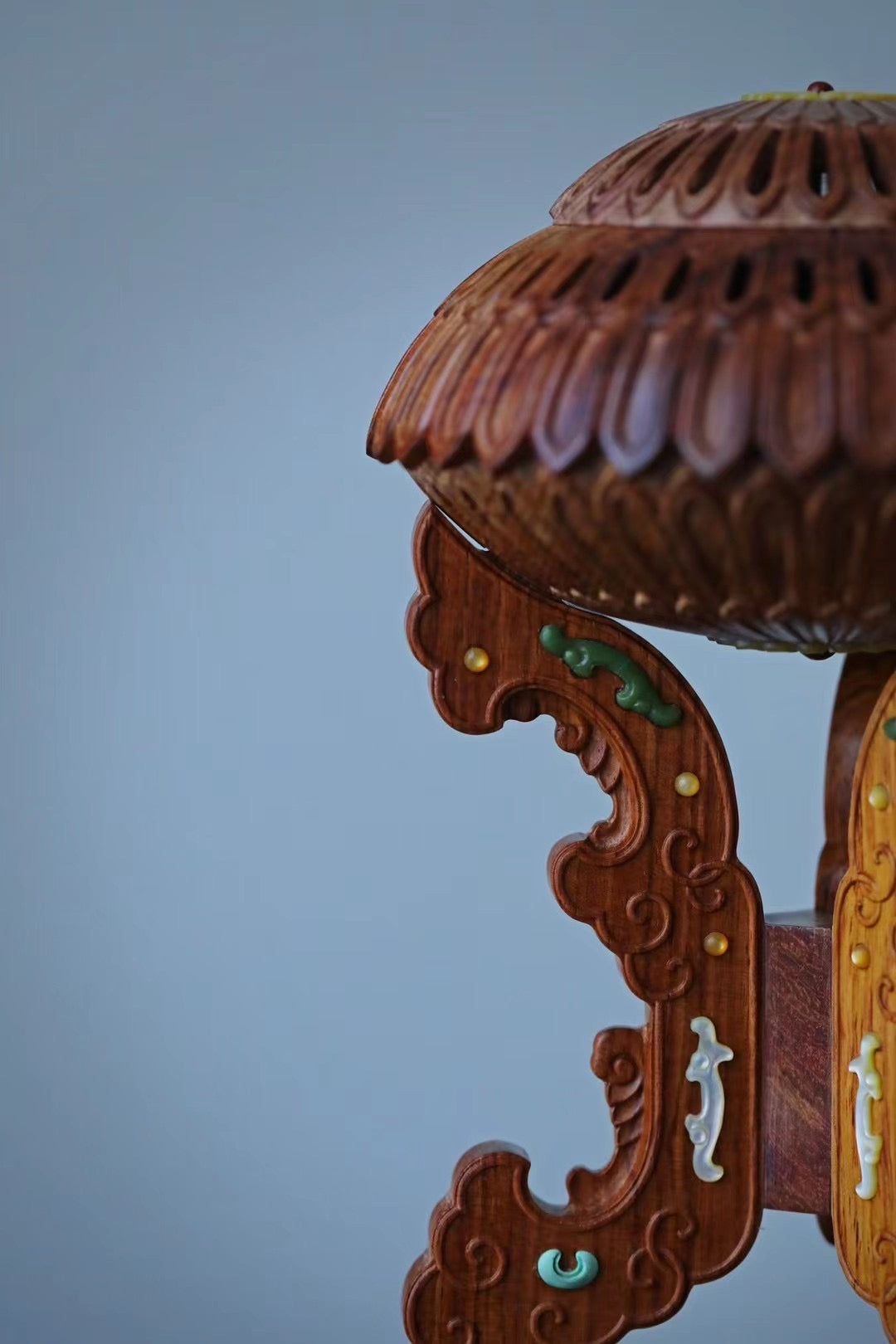 Small-leaf sandalwood incense burner inlaid with kui-phoenix patterns and chrysanthemum petal design