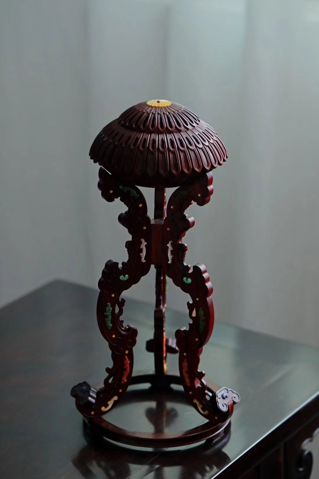 Small-leaf sandalwood incense burner inlaid with kui-phoenix patterns and chrysanthemum petal design