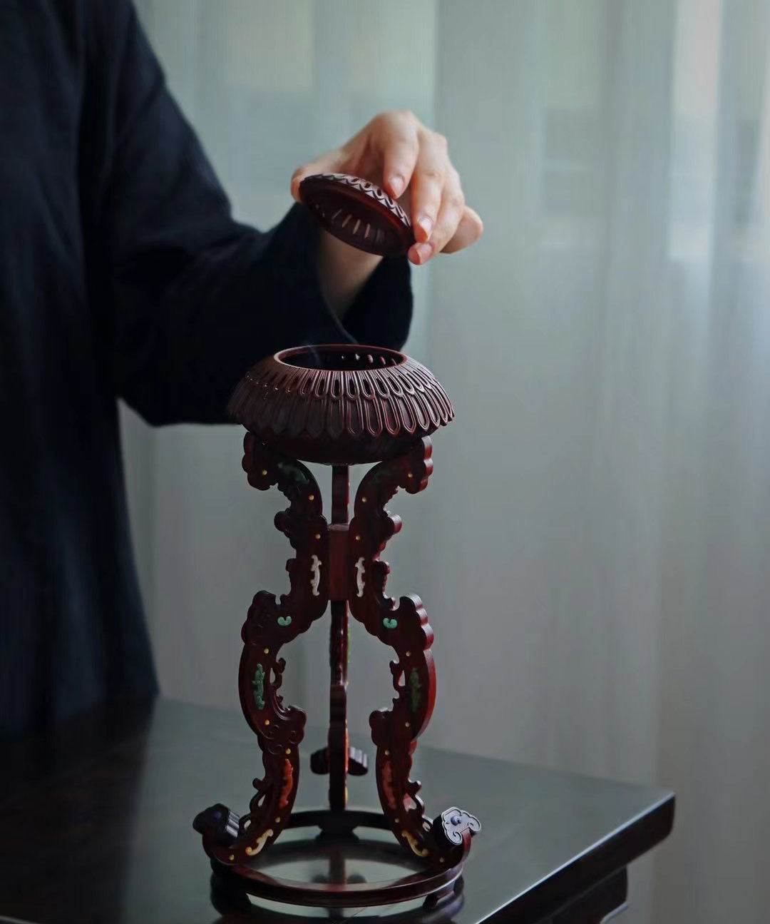 Small-leaf sandalwood incense burner inlaid with kui-phoenix patterns and chrysanthemum petal design