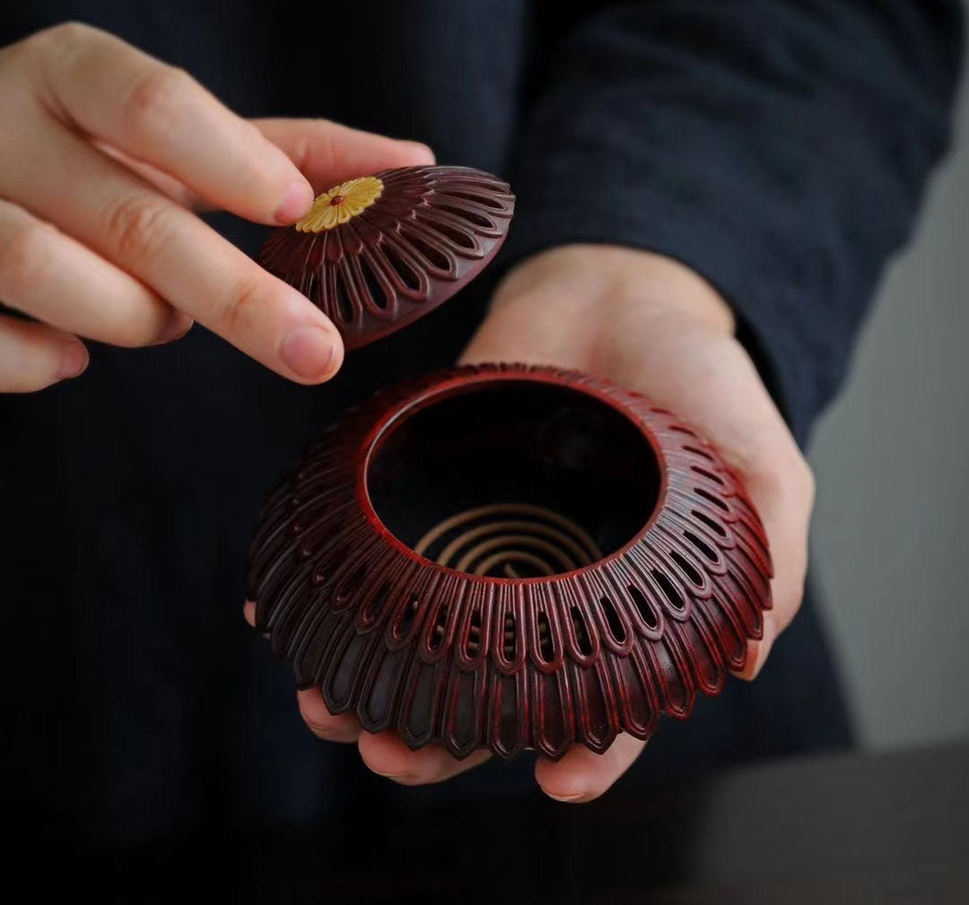 Small-leaf sandalwood incense burner inlaid with kui-phoenix patterns and chrysanthemum petal design