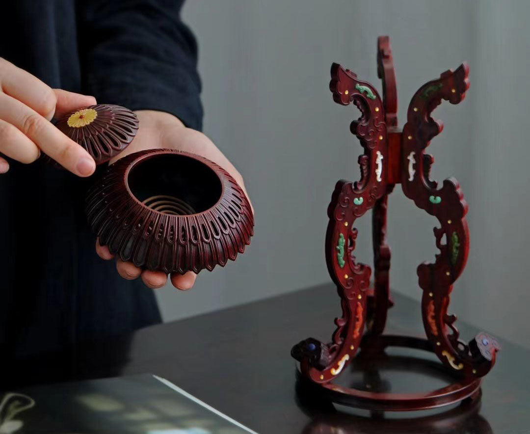 Small-leaf sandalwood incense burner inlaid with kui-phoenix patterns and chrysanthemum petal design