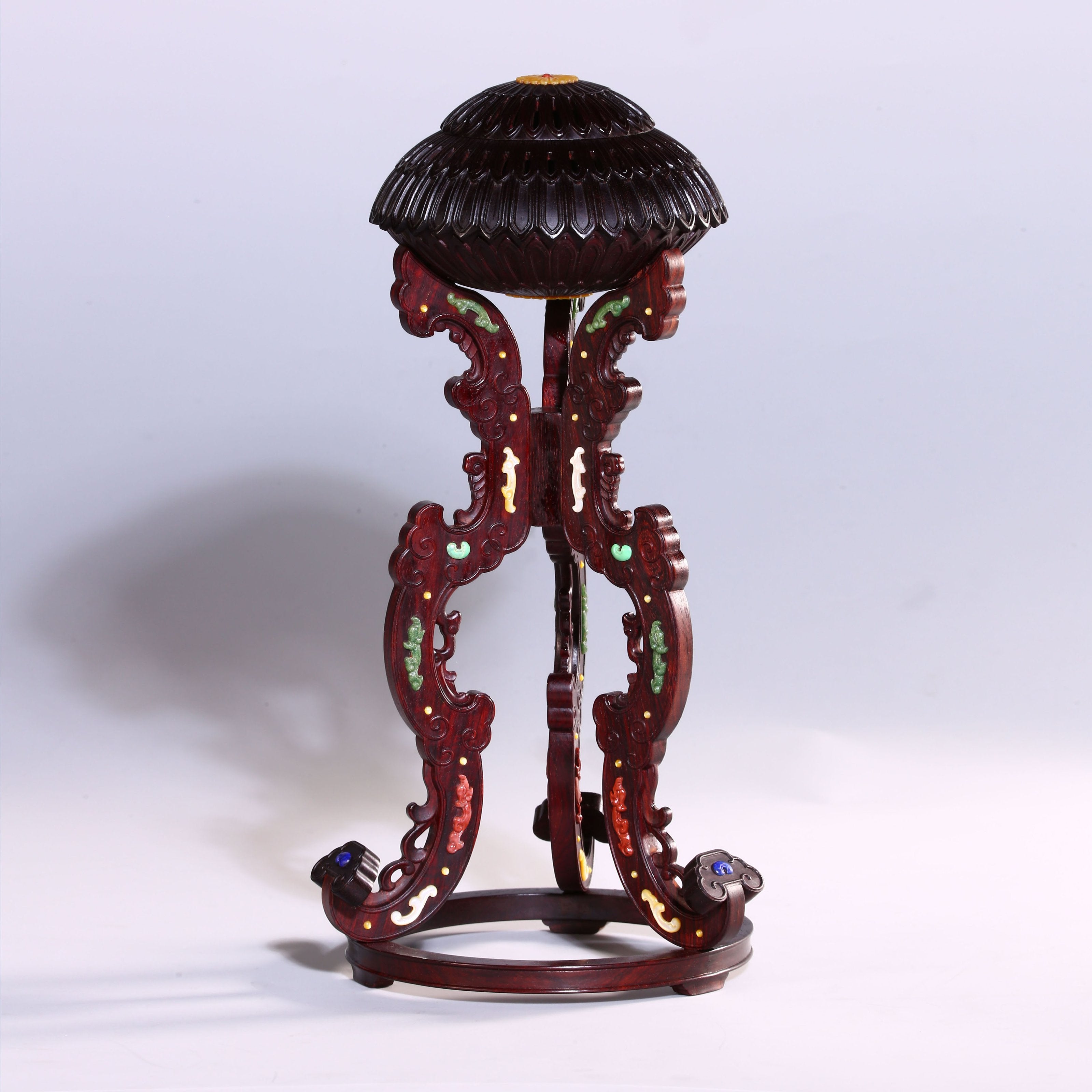 Small-leaf sandalwood incense burner inlaid with kui-phoenix patterns and chrysanthemum petal design