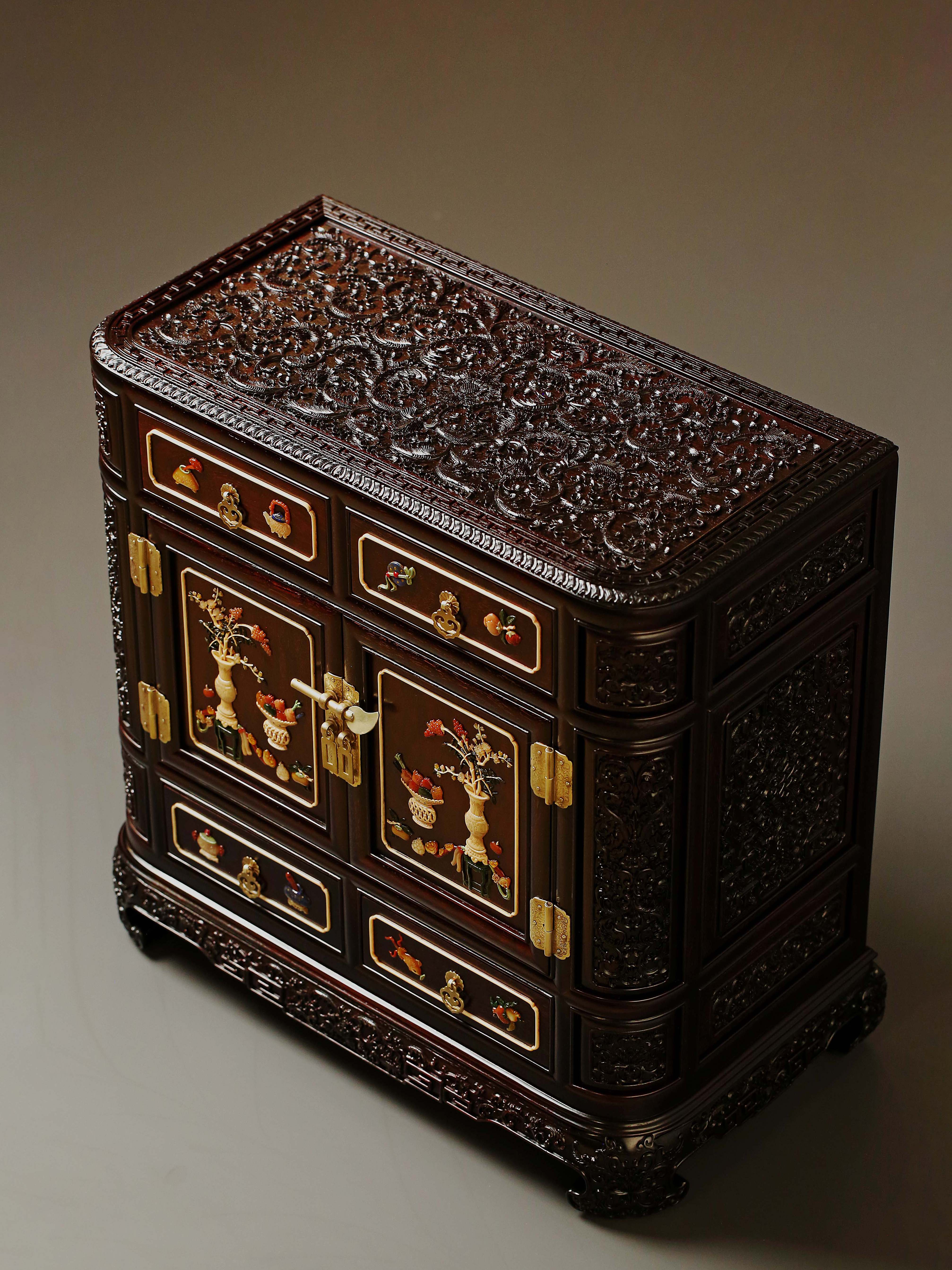 Tea sideboard inlaid with precious objects depicting offerings