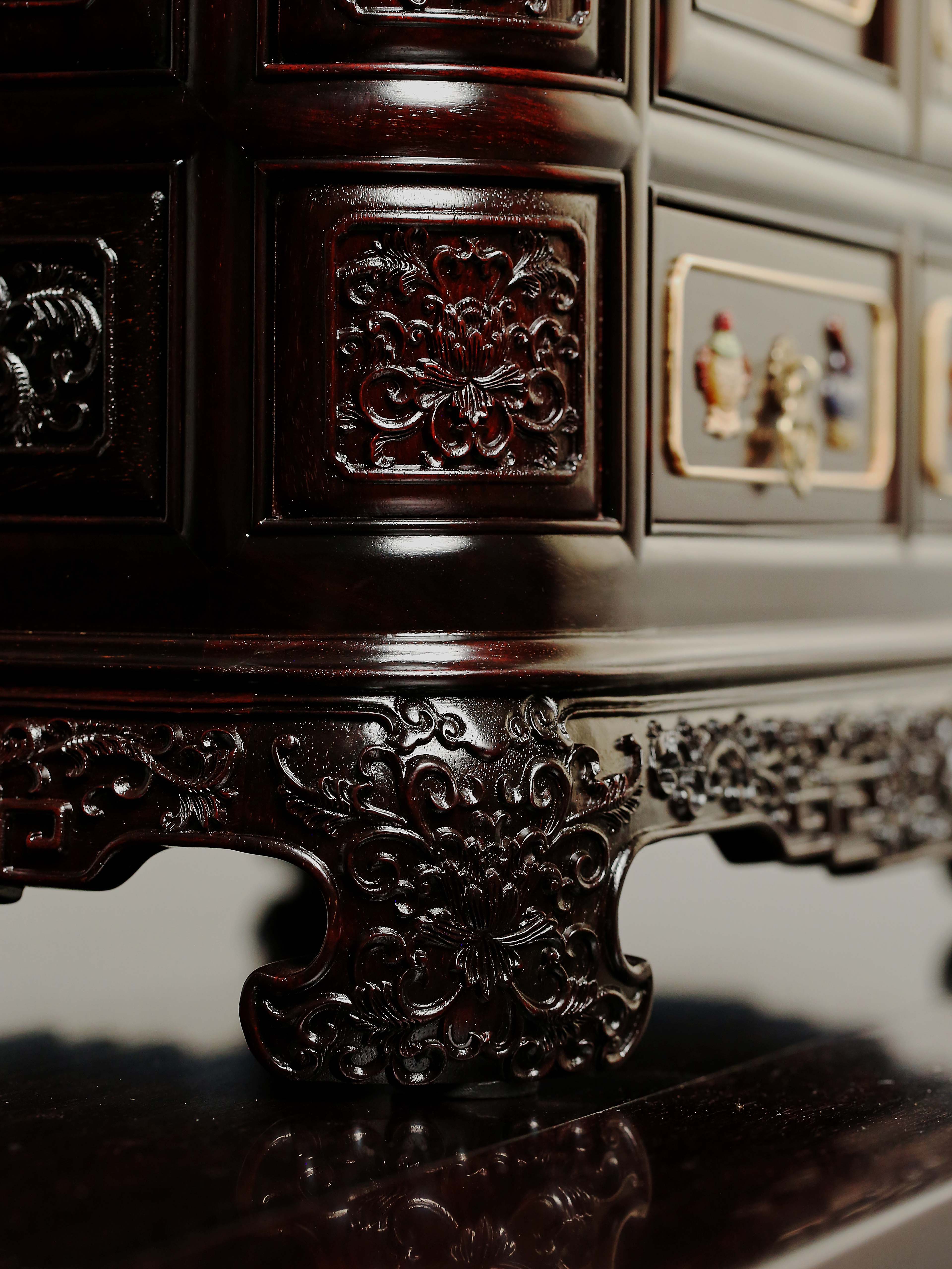 Tea sideboard inlaid with precious objects depicting offerings