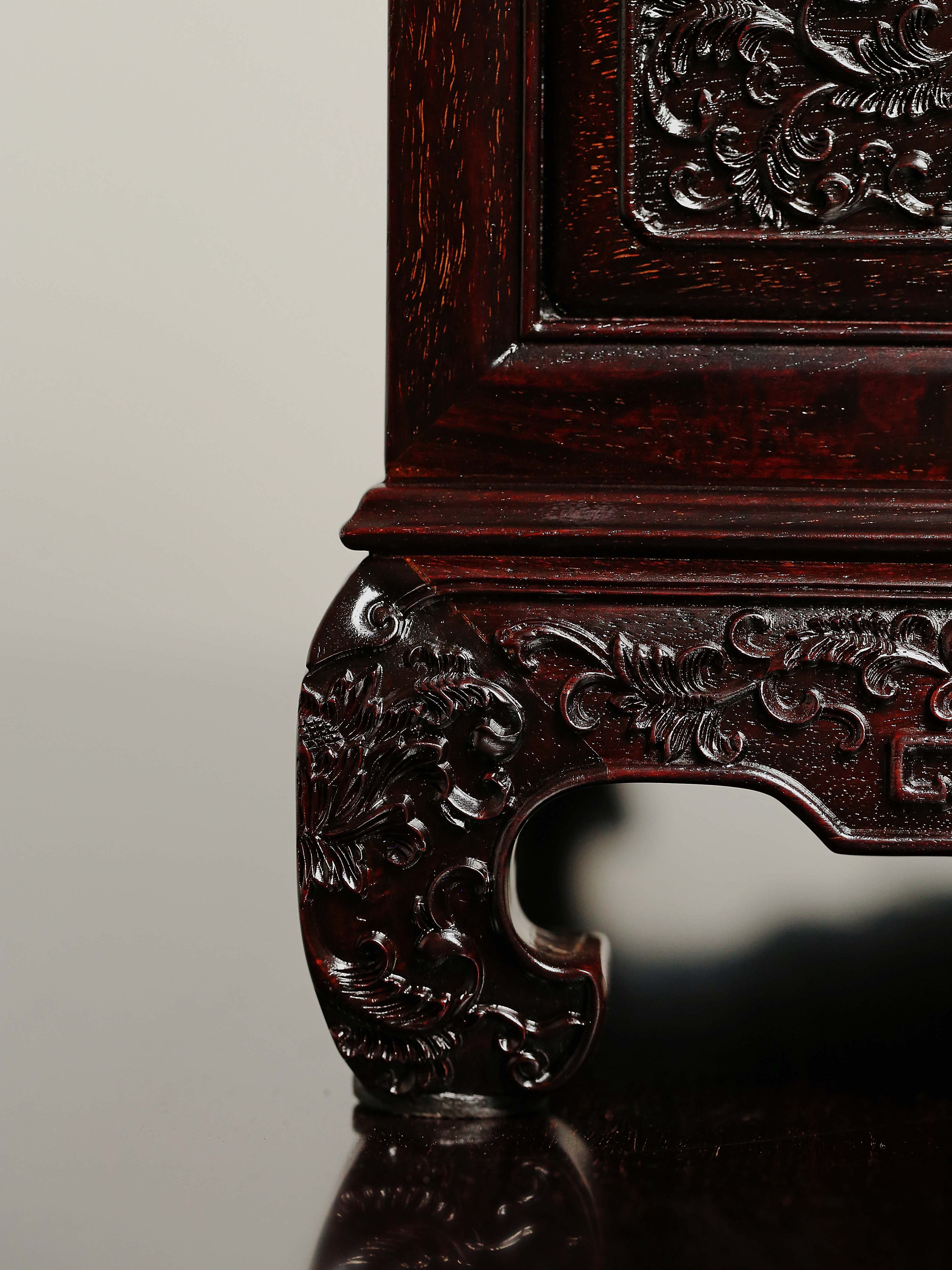 Tea sideboard inlaid with precious objects depicting offerings
