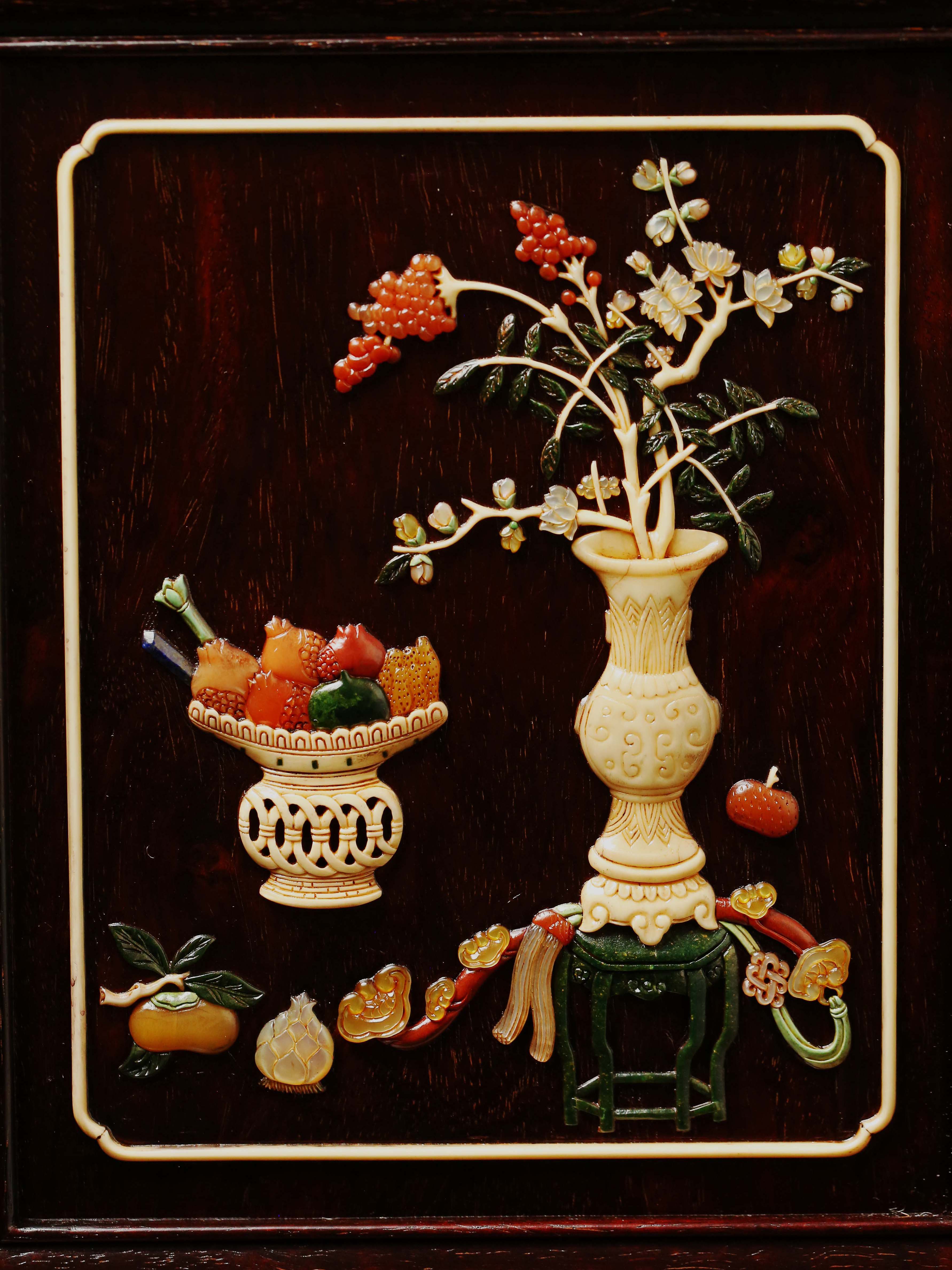 Tea sideboard inlaid with precious objects depicting offerings