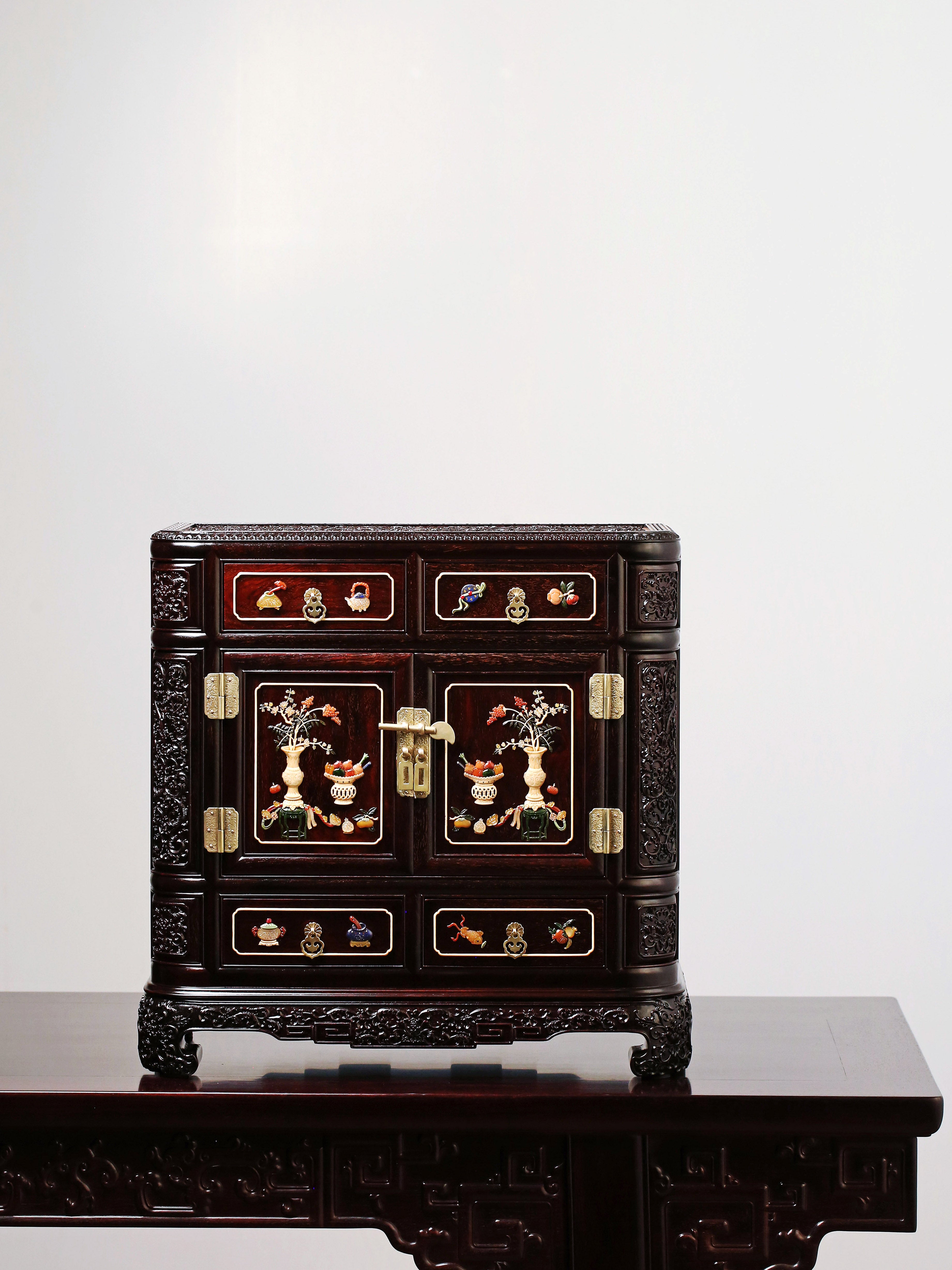Tea sideboard inlaid with precious objects depicting offerings