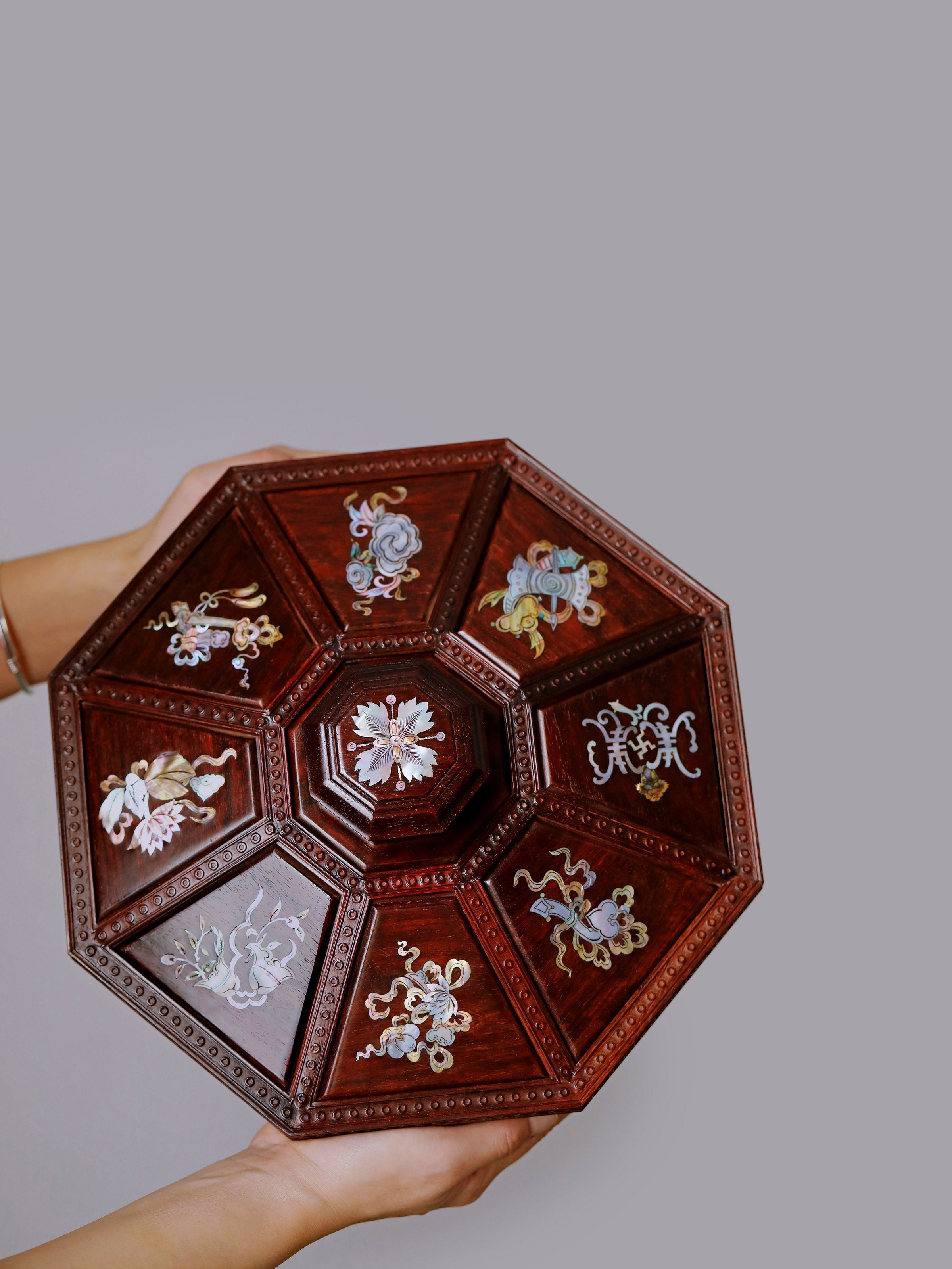 Small-leaf sandalwood inlaid mother-of-pearl eight-treasure fruit box