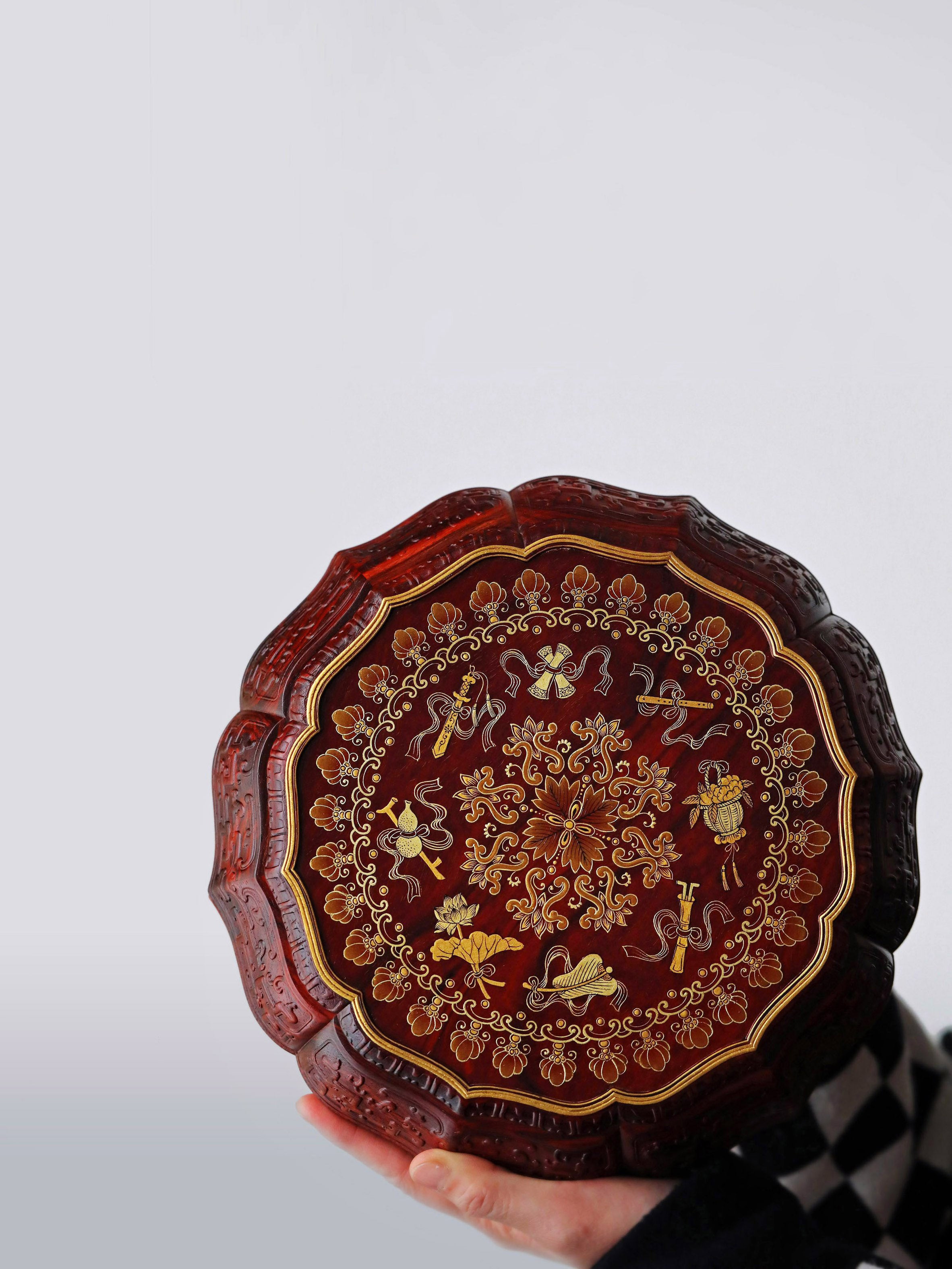 Small-leaf sandalwood twelve-cornered fruit box with gilt decoration of the Eight Immortals and a sunflower-shaped rim.