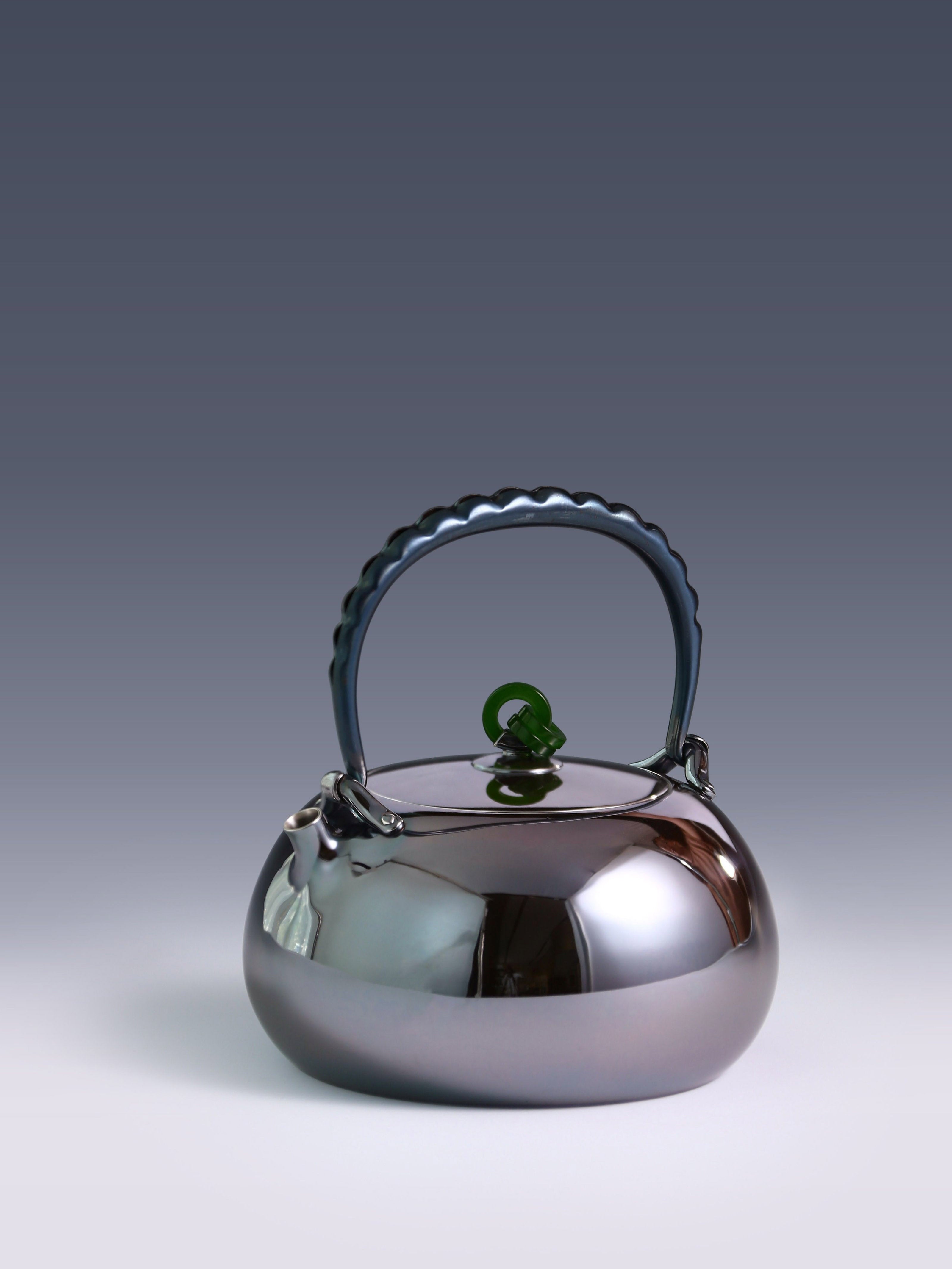 Kitamura Suko's jade ring-shaped pouch was struck with a pure silver pot.