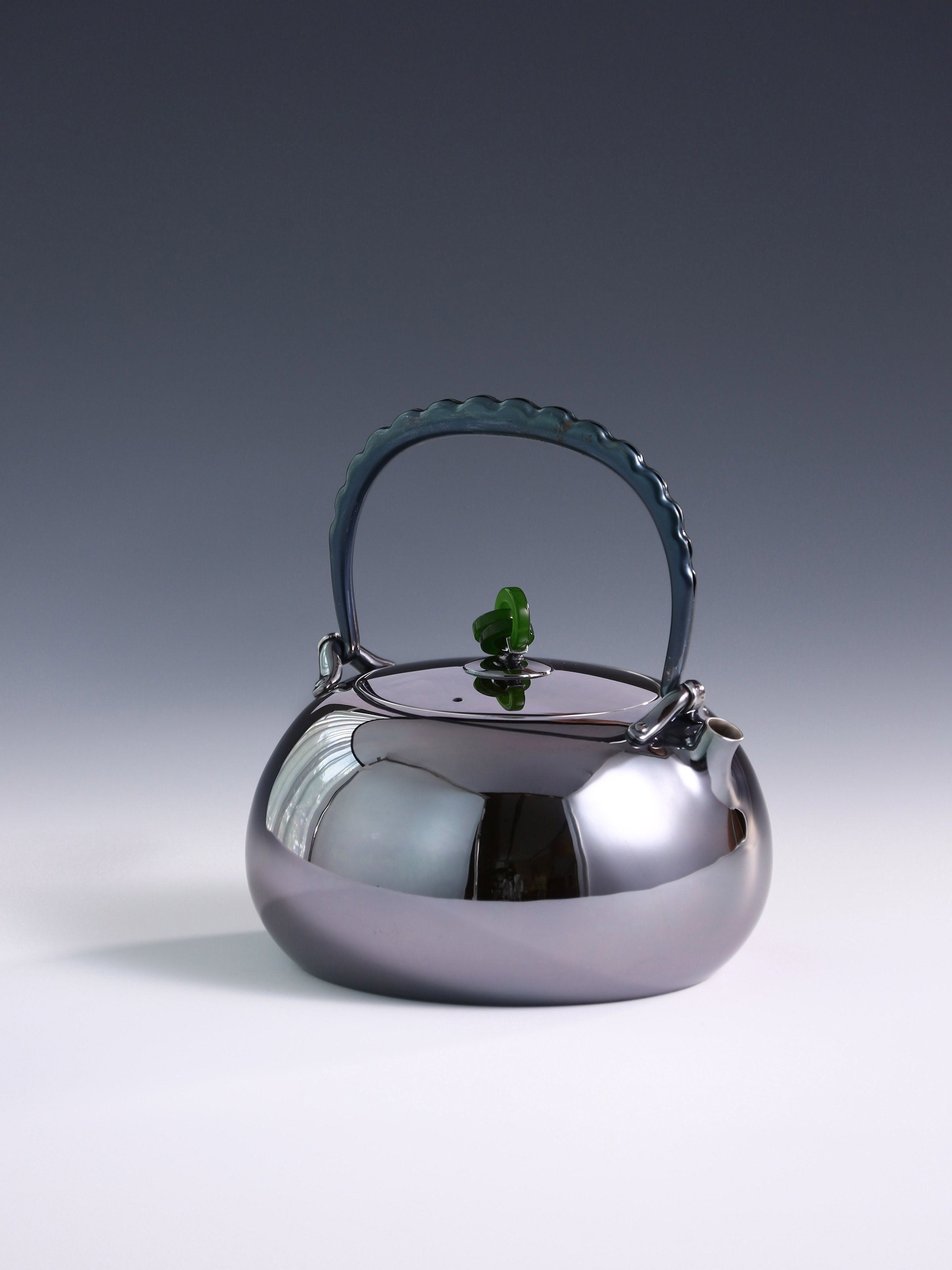 Kitamura Suko's jade ring-shaped pouch was struck with a pure silver pot.