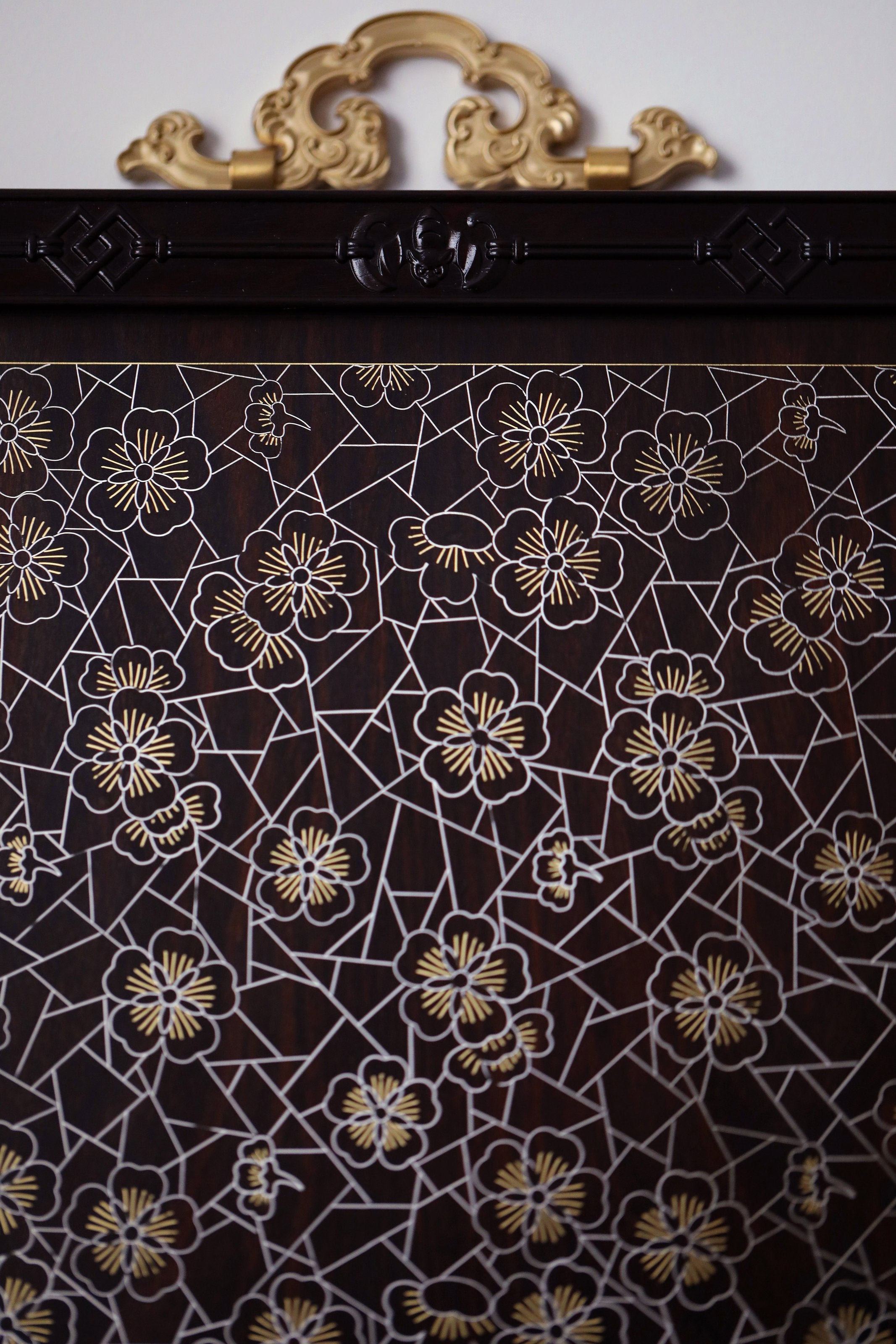 Purple sandalwood inlaid silver ice crackle plum blossom pattern hanging screen