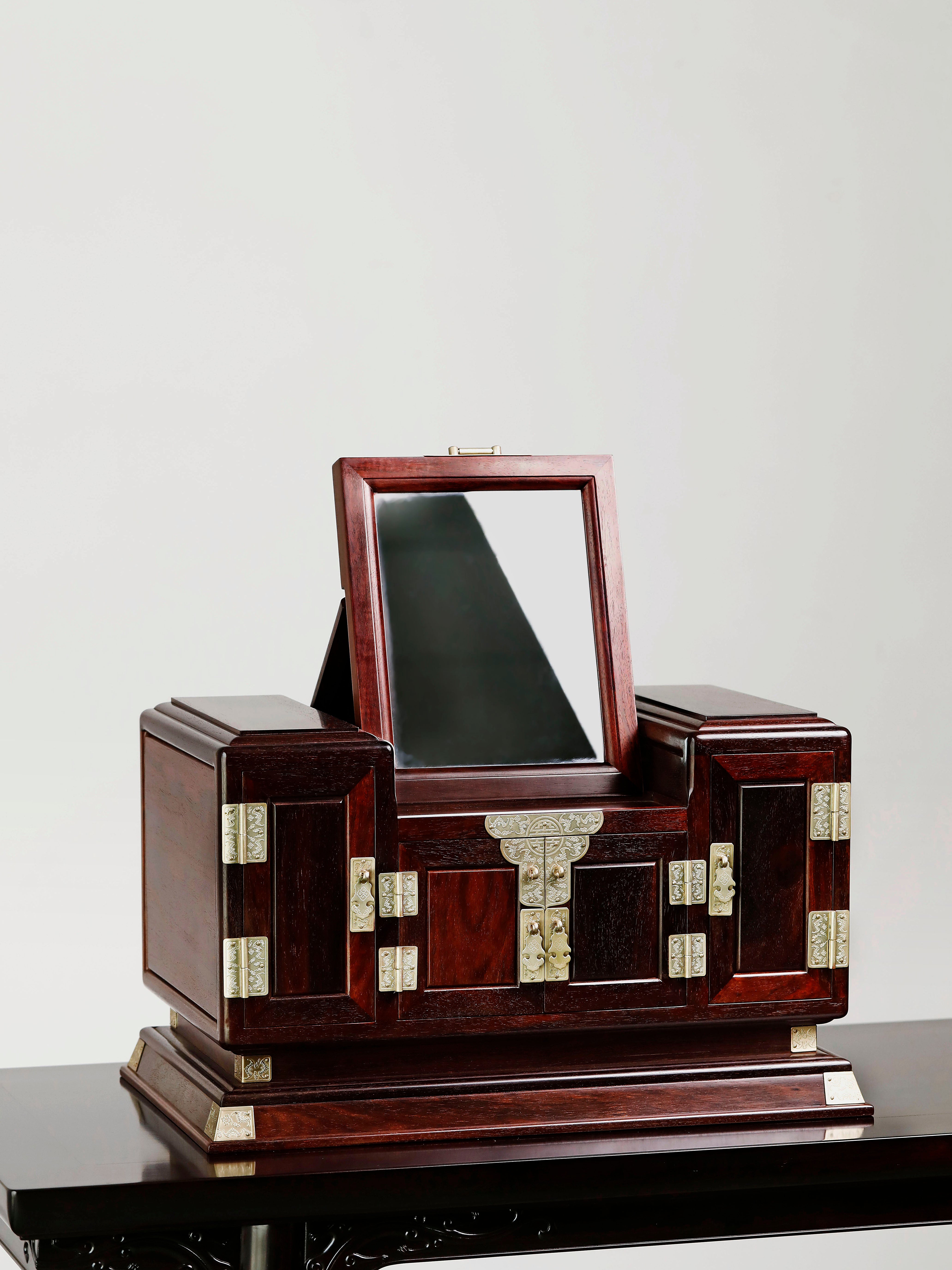 Small-leaf sandalwood jewelry dressing box