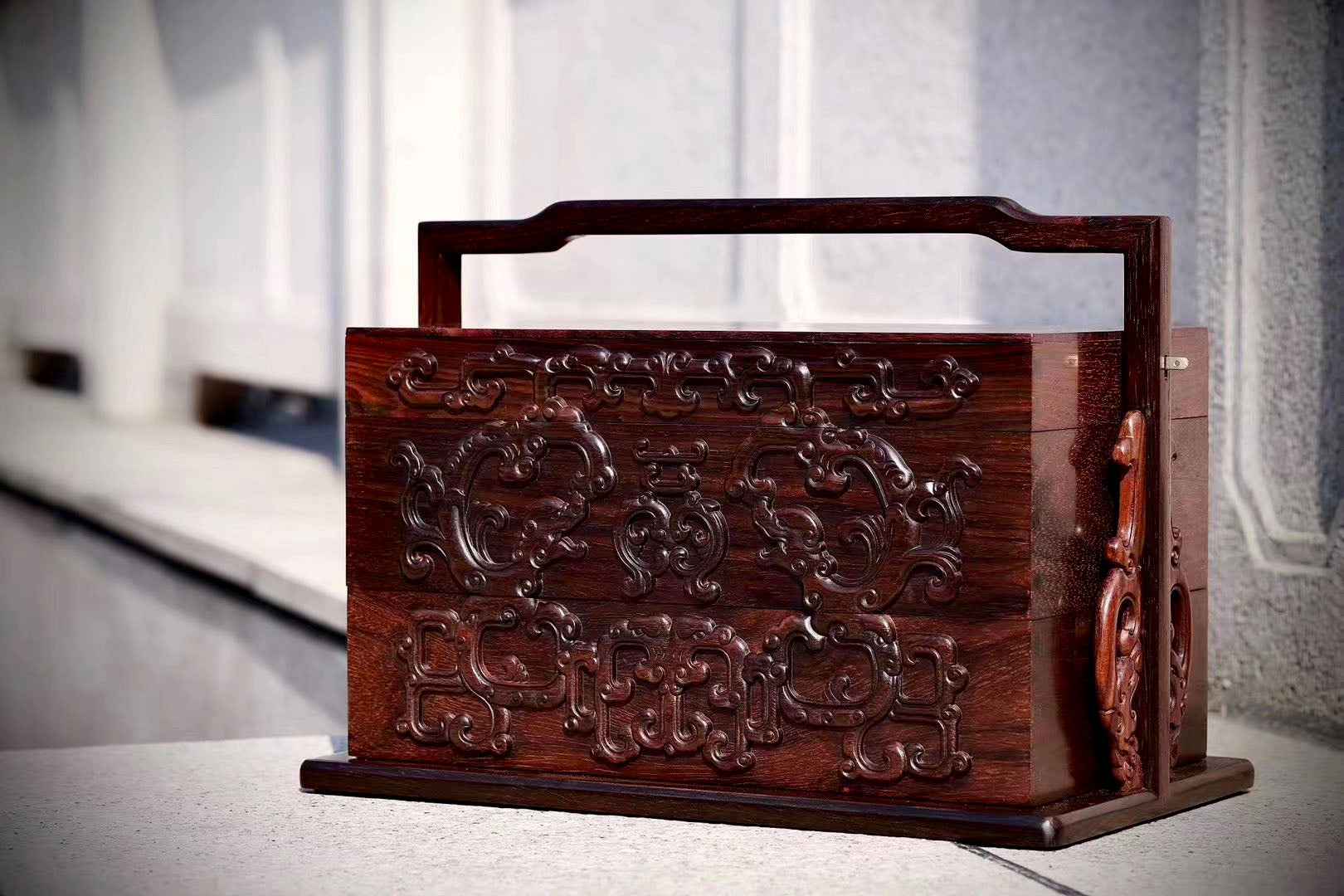 Double-layered carrying box made of rosewood/white rosewood with dragons holding longevity symbols