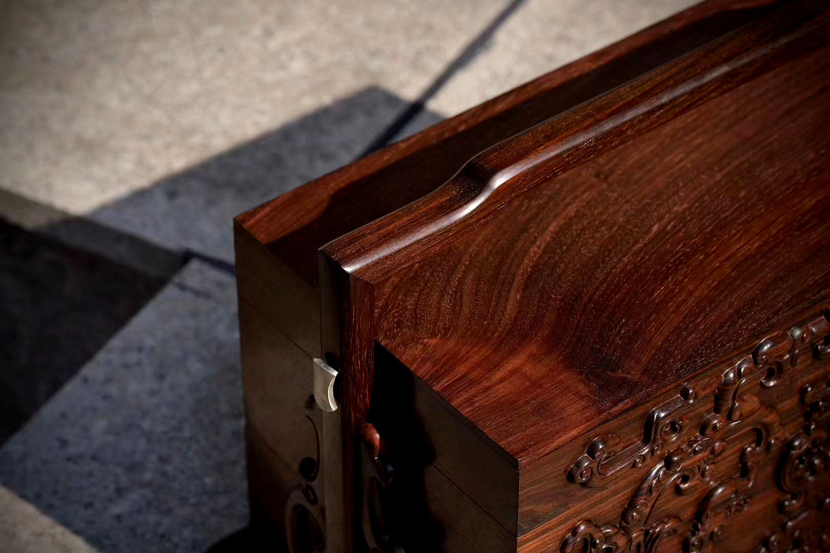 Double-layered carrying box made of rosewood/white rosewood with dragons holding longevity symbols