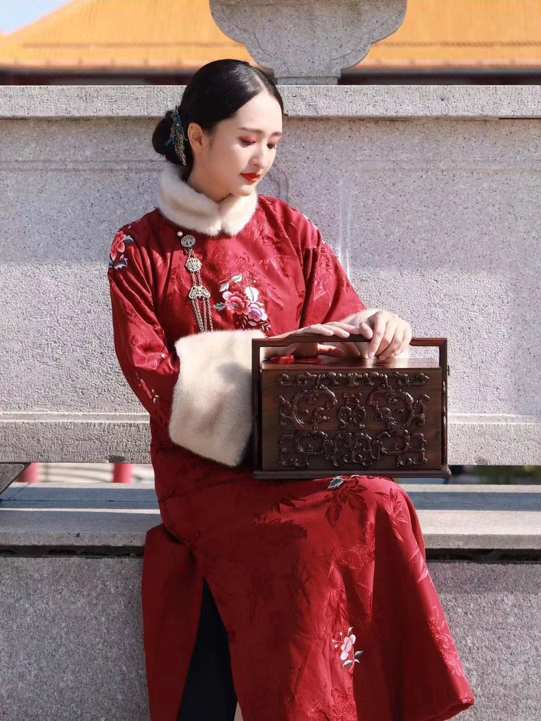 Double-layered carrying box made of rosewood/white rosewood with dragons holding longevity symbols