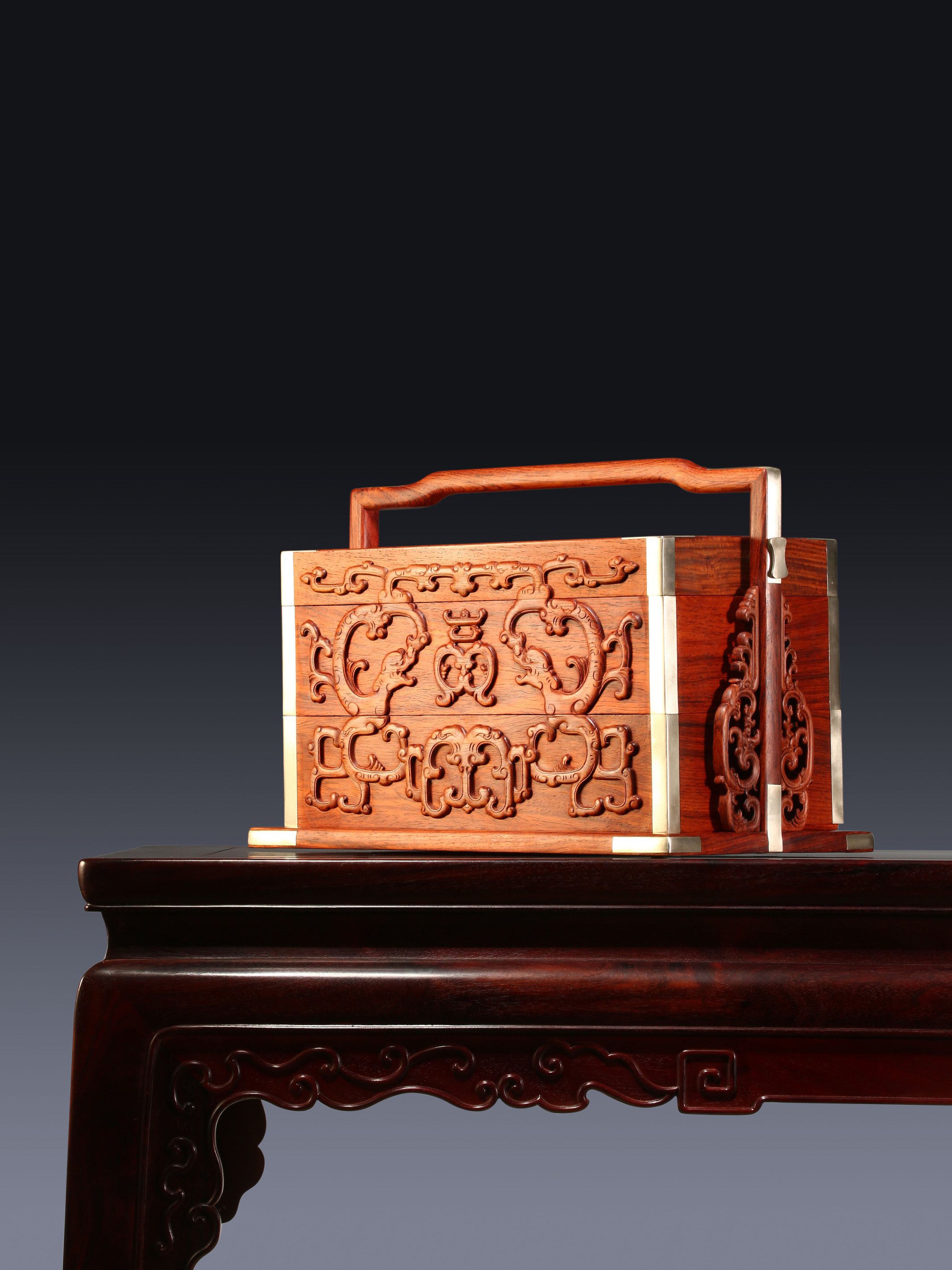 Double-layered carrying box made of rosewood/white rosewood with dragons holding longevity symbols