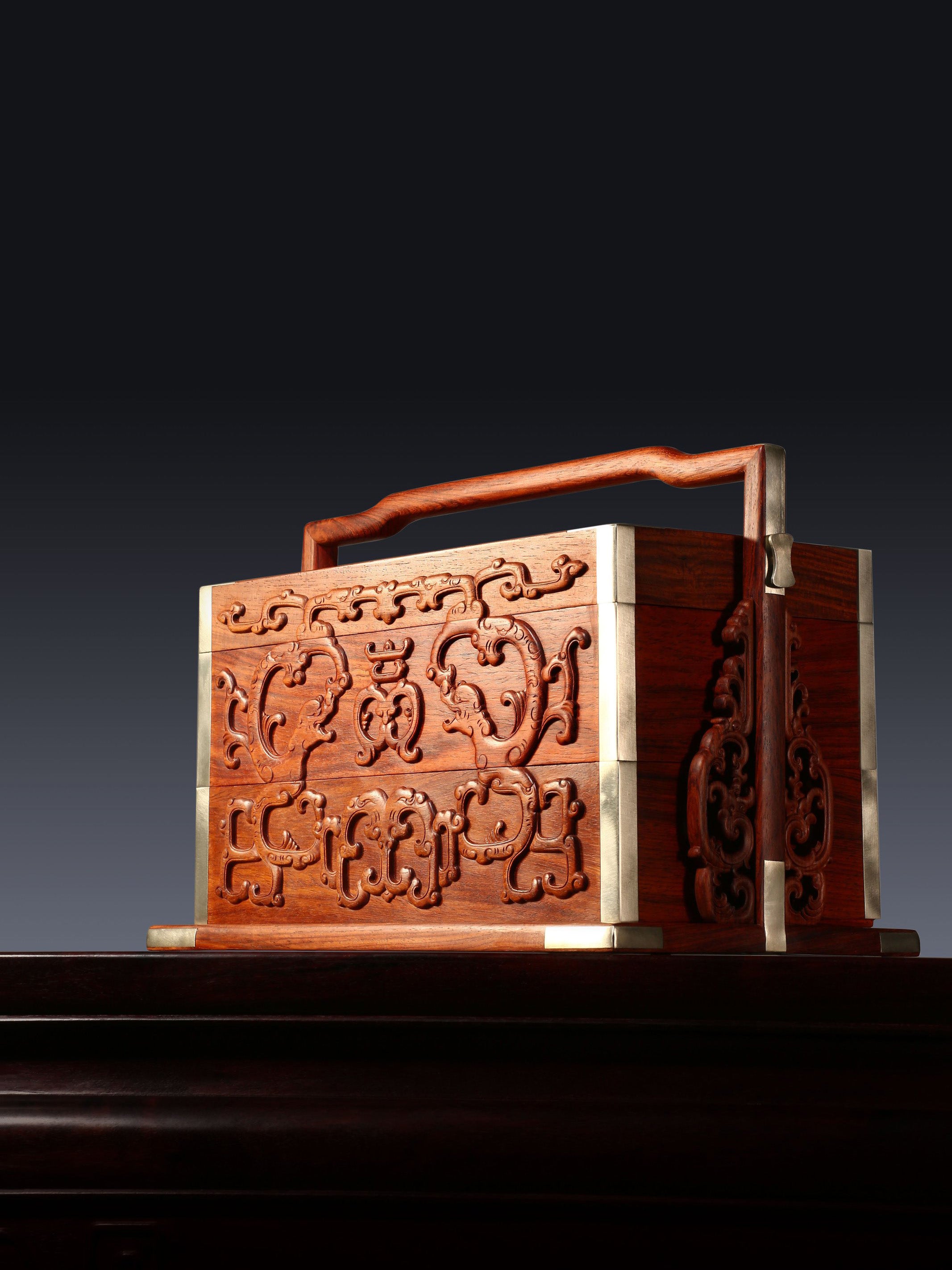 Double-layered carrying box made of rosewood/white rosewood with dragons holding longevity symbols