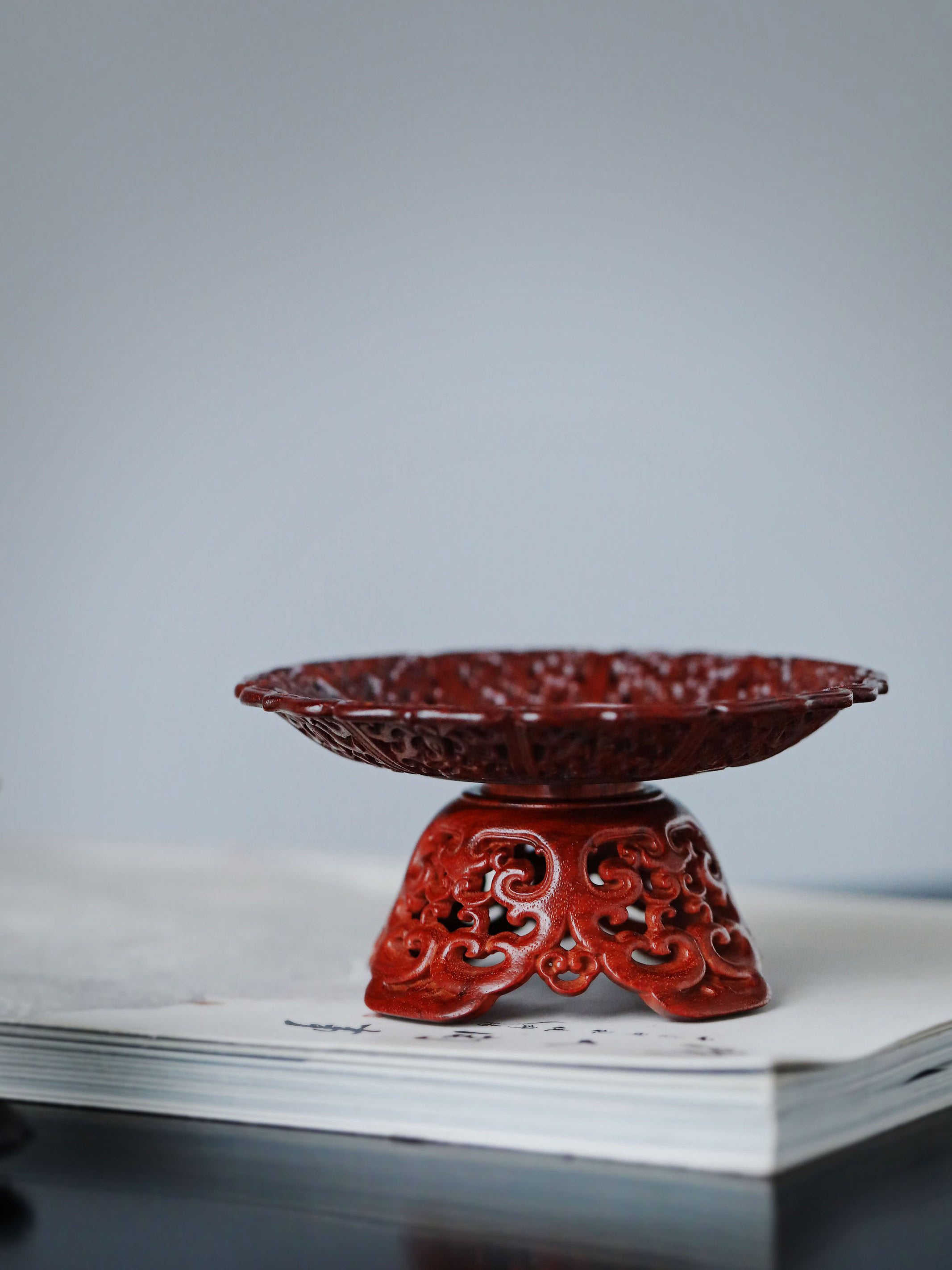 Small-leaf sandalwood/purple sandalwood passionflower pattern cup stand