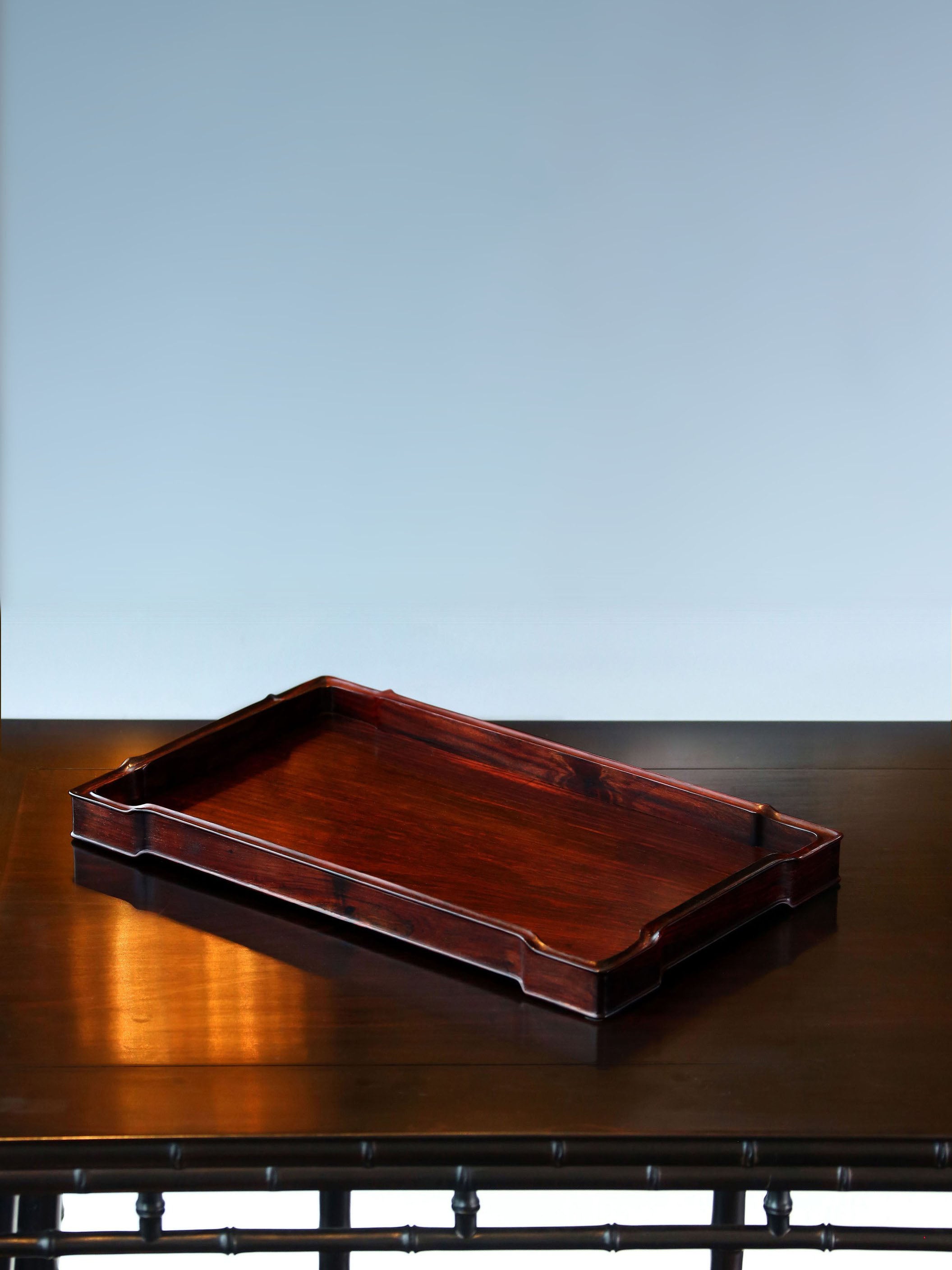 The plain-faced rosewood tray is made of small-leaf sandalwood.