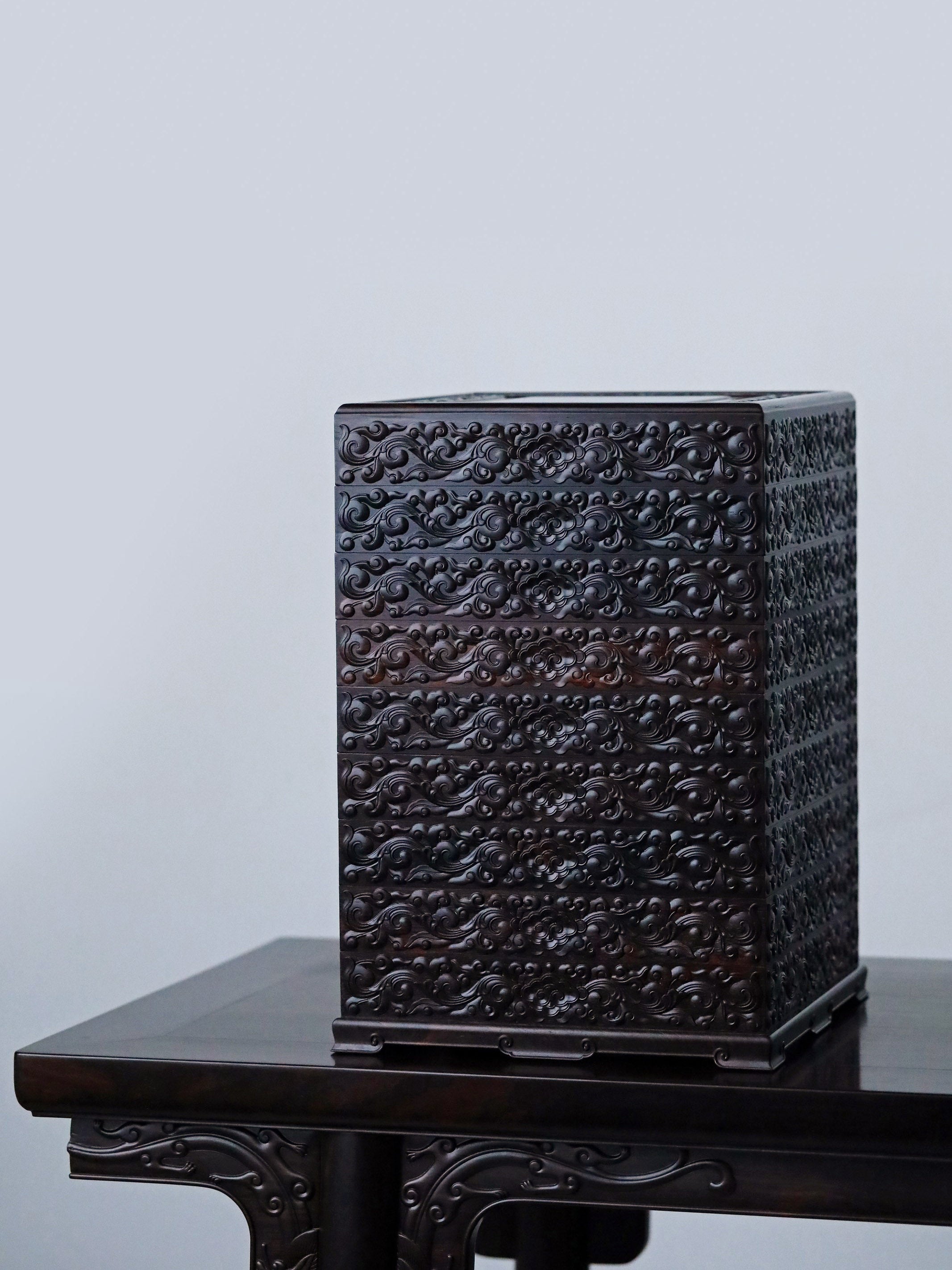 Purple sandalwood tea box with auspicious cloud and scroll patterns, eight-tiered lid and four corners.