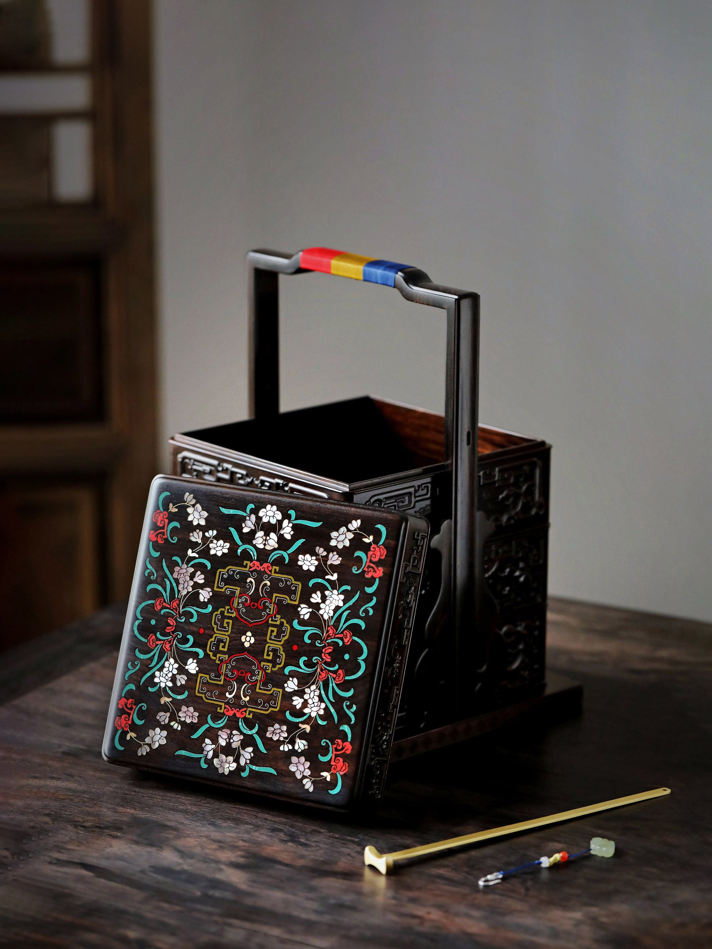 Purple sandalwood square box inlaid with mother-of-pearl and ruyi and lingzhi fungus