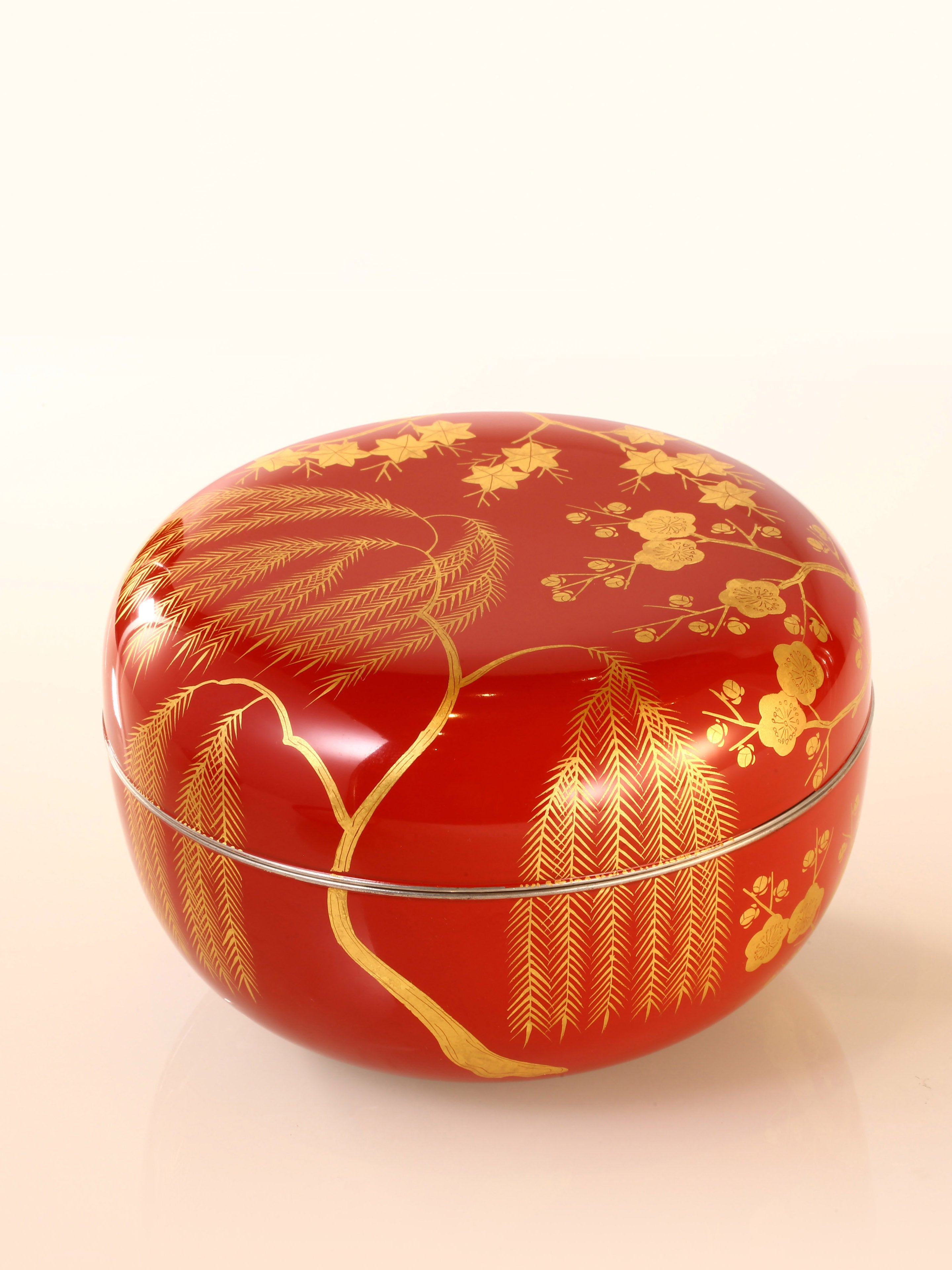 Japanese lacquer gold maki-e tea box and saucer