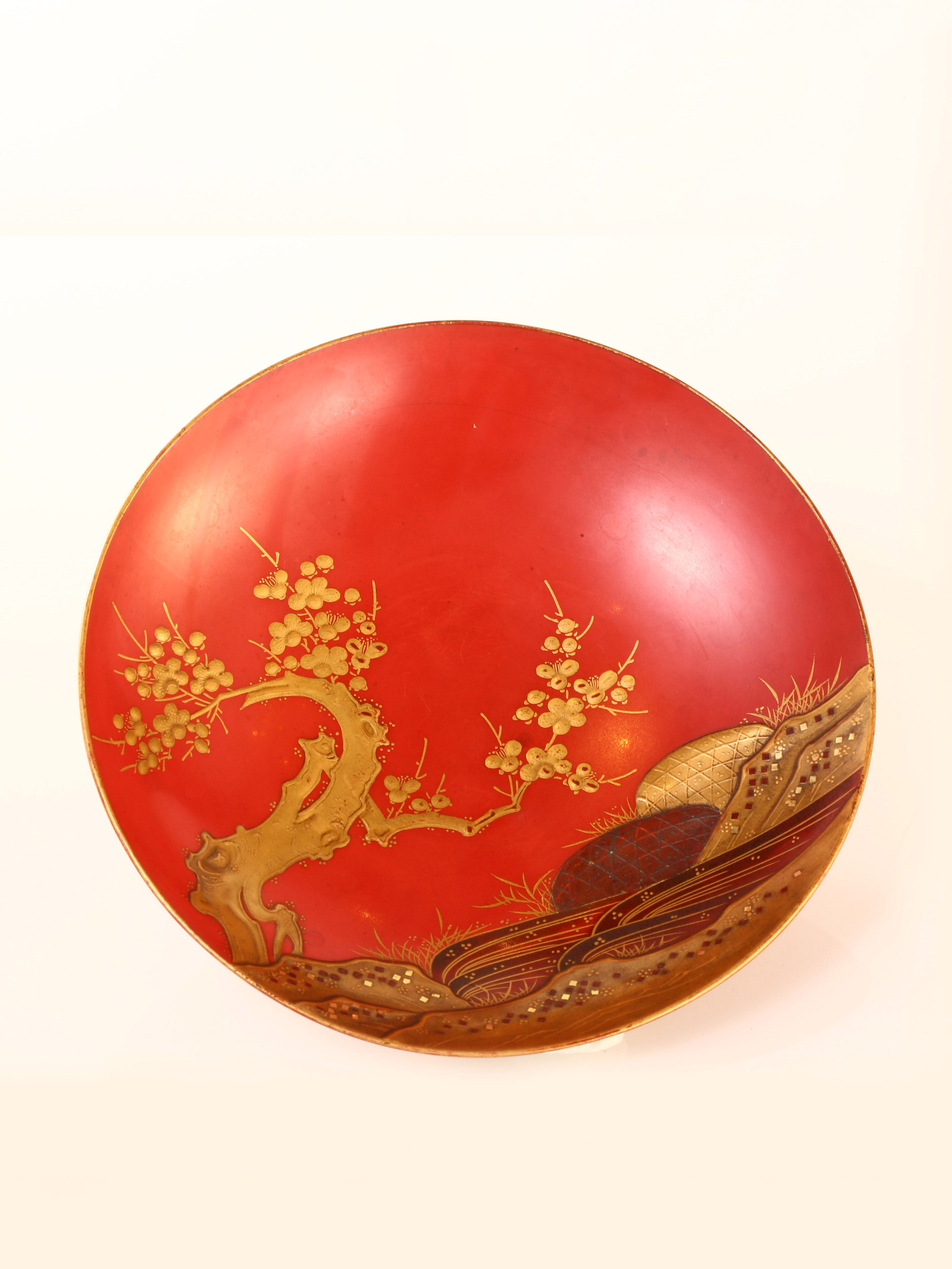 Japanese lacquer gold maki-e tea box and saucer