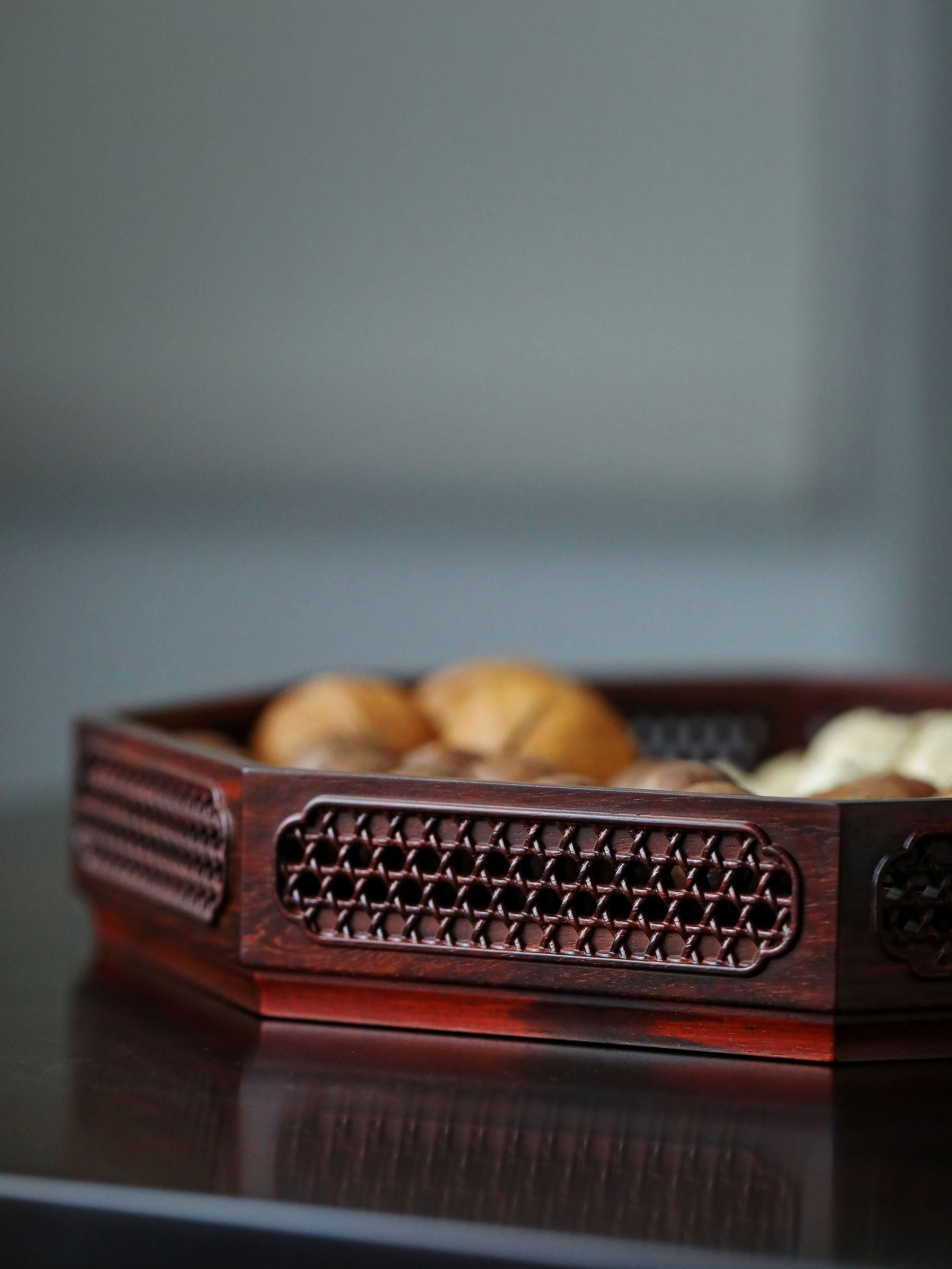 Small-leaf sandalwood octagonal tea tray