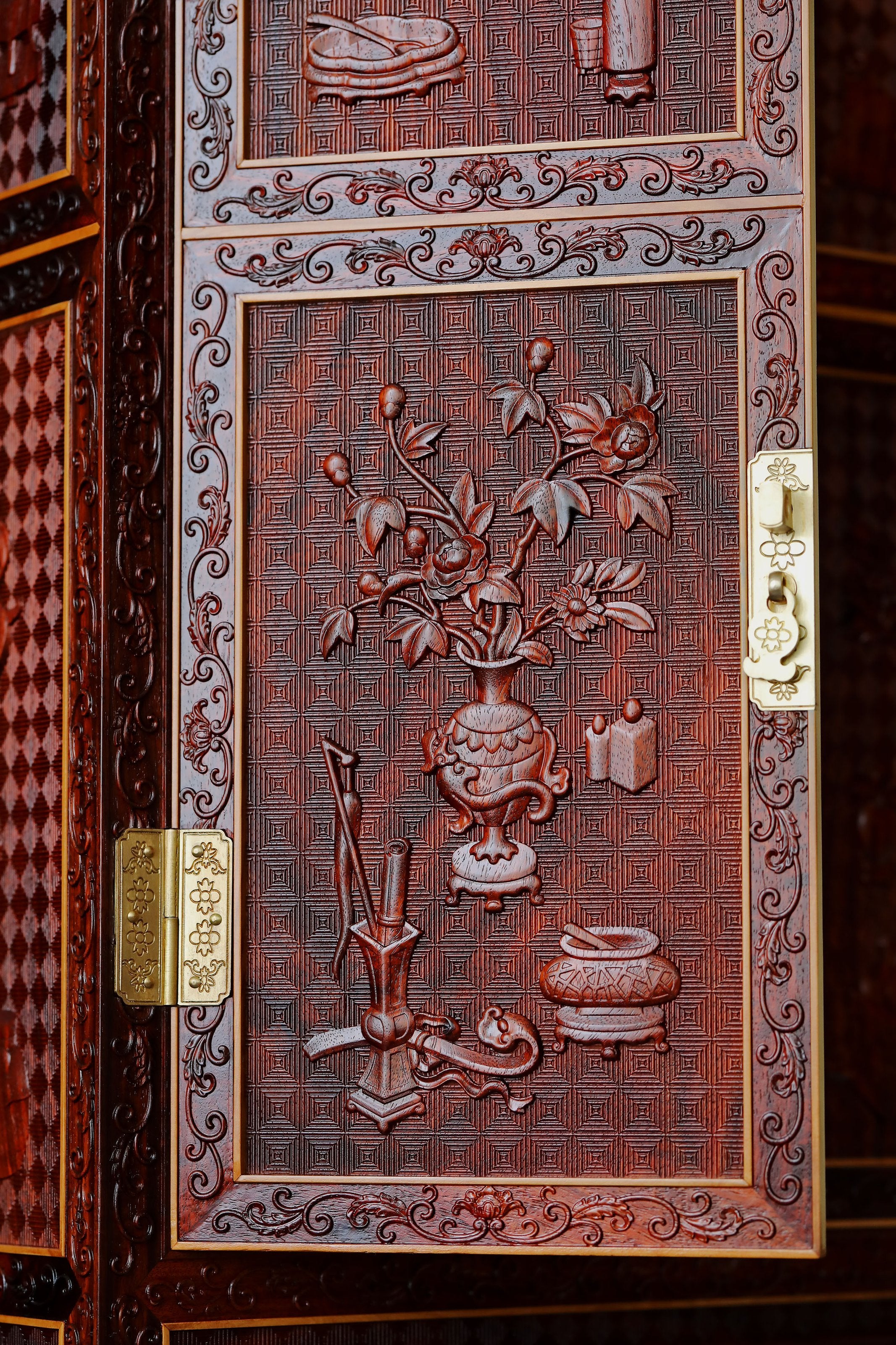 Small-leaf rosewood/Zambian rosewood fully carved antique pattern table and cabinet