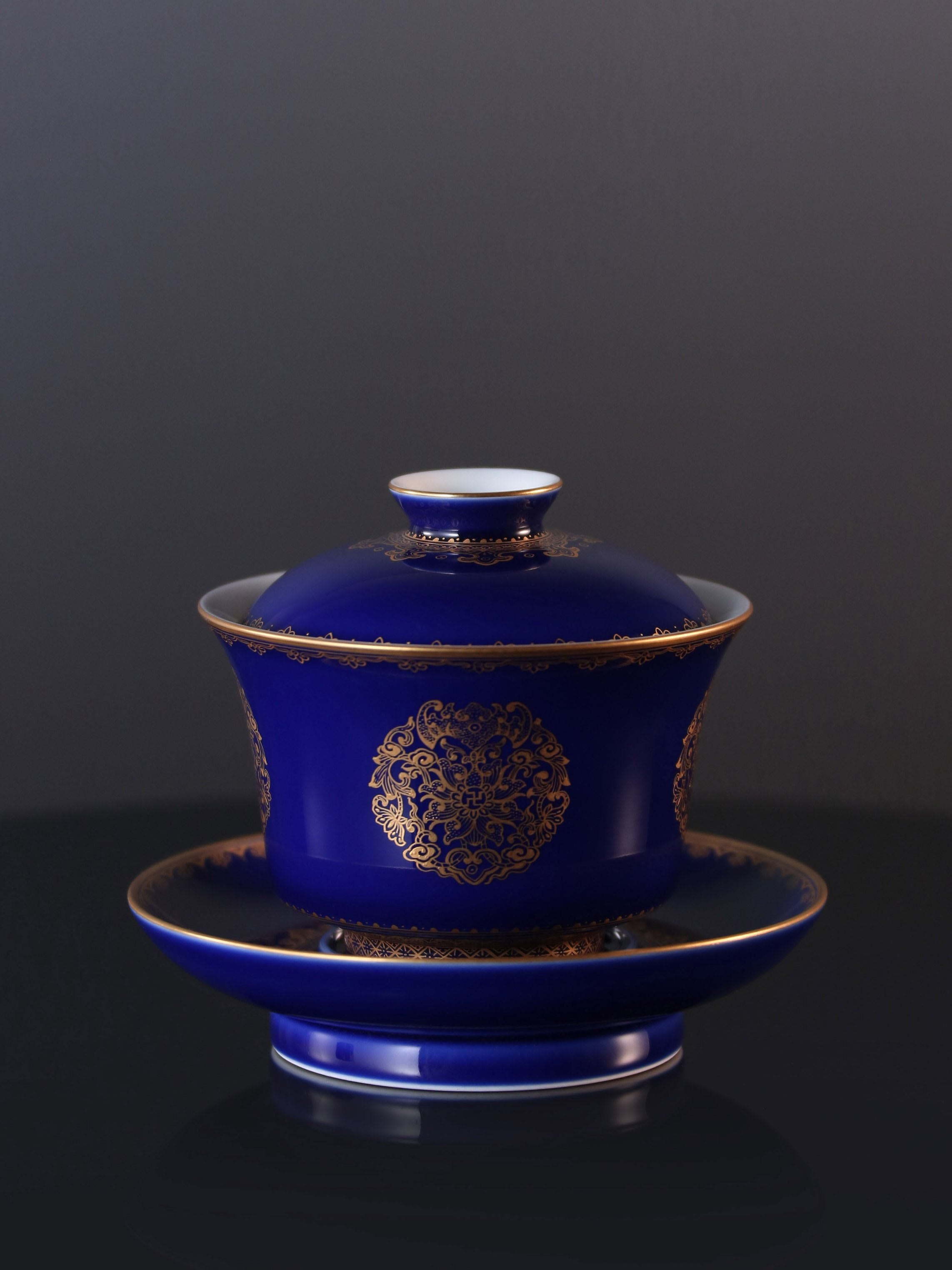 A covered bowl/cup inscribed with the three elements of longevity, health, and happiness, made of gold and emerald.