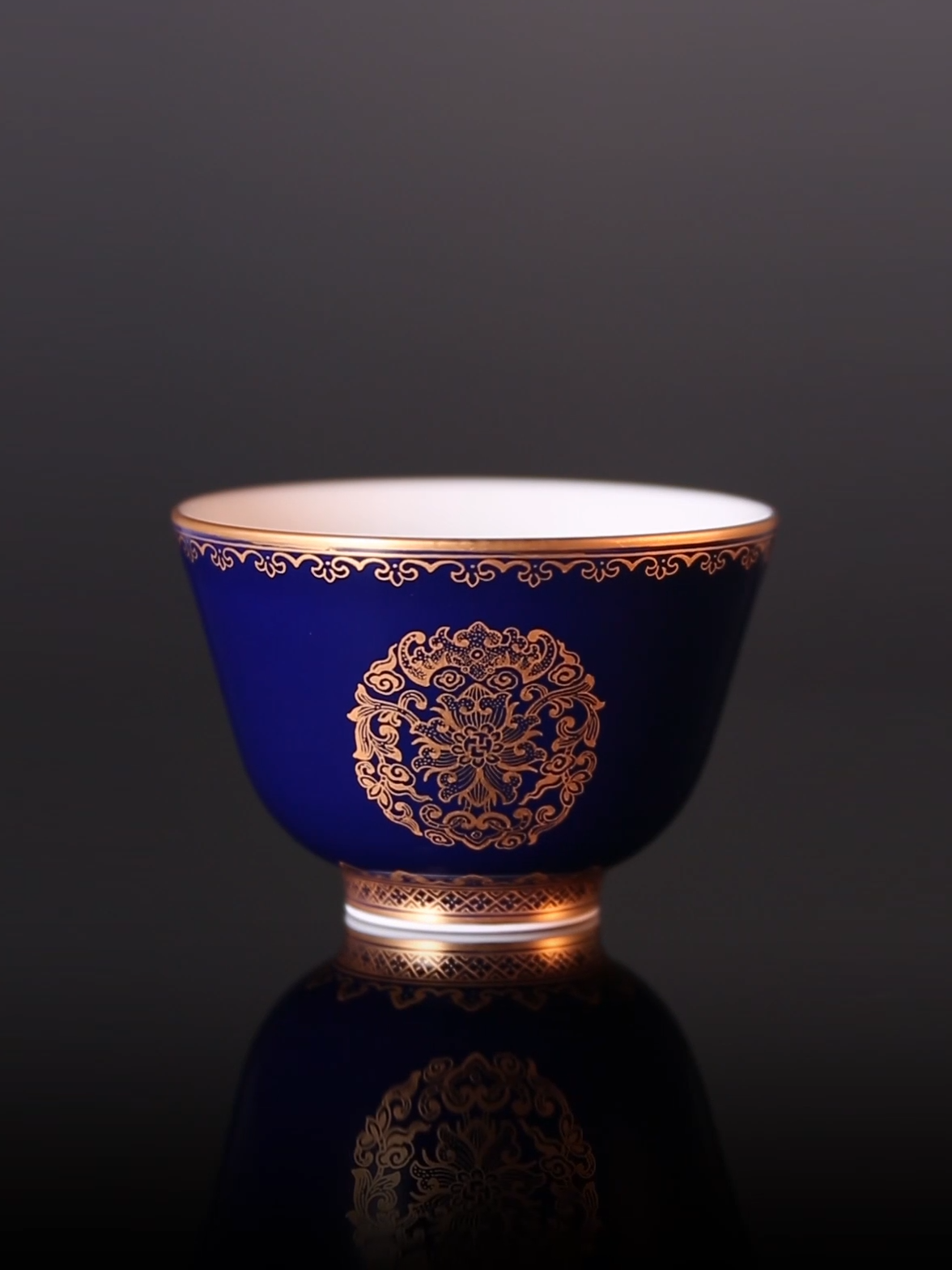 A covered bowl/cup inscribed with the three elements of longevity, health, and happiness, made of gold and emerald.