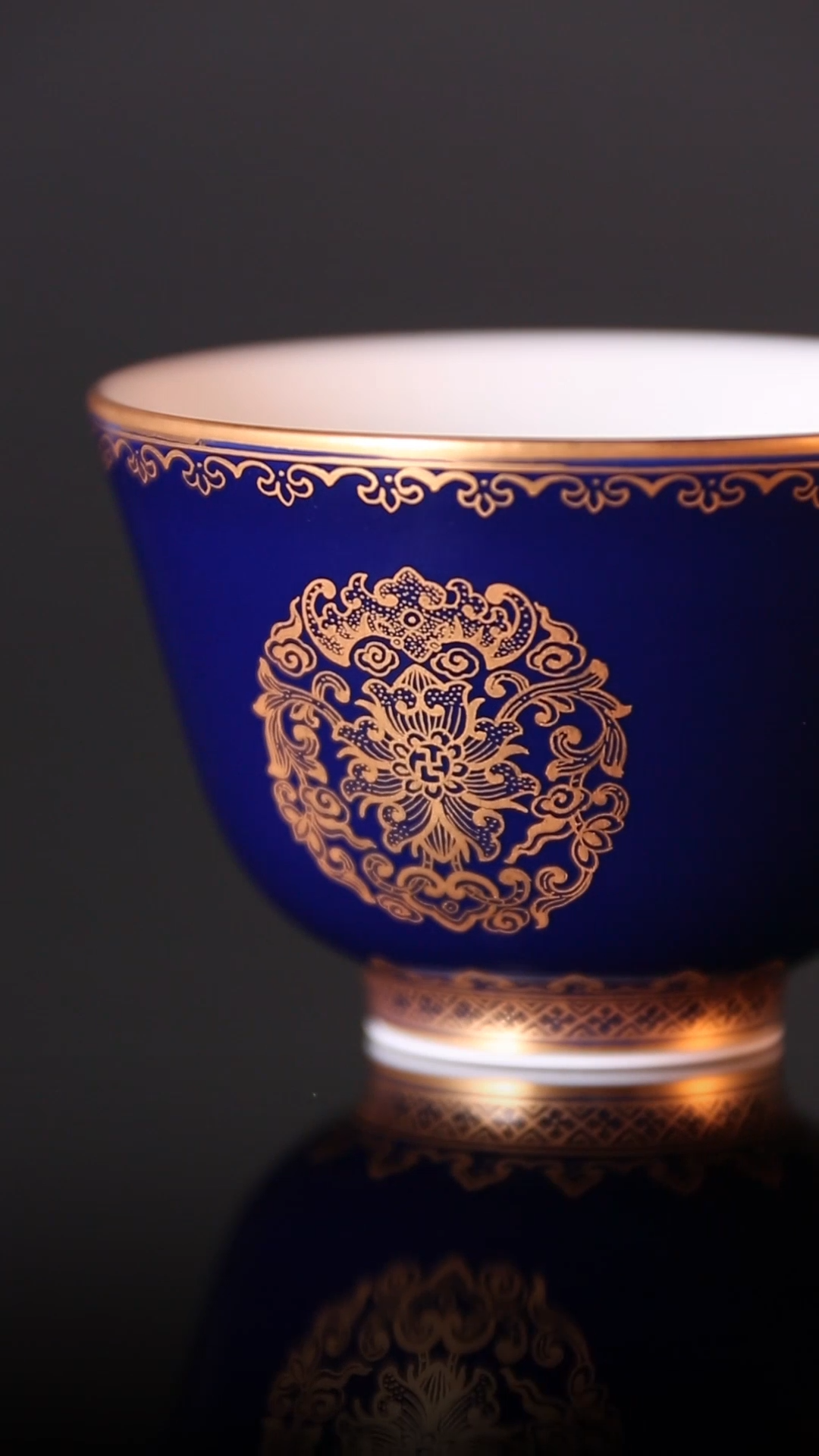 A covered bowl/cup inscribed with the three elements of longevity, health, and happiness, made of gold and emerald.