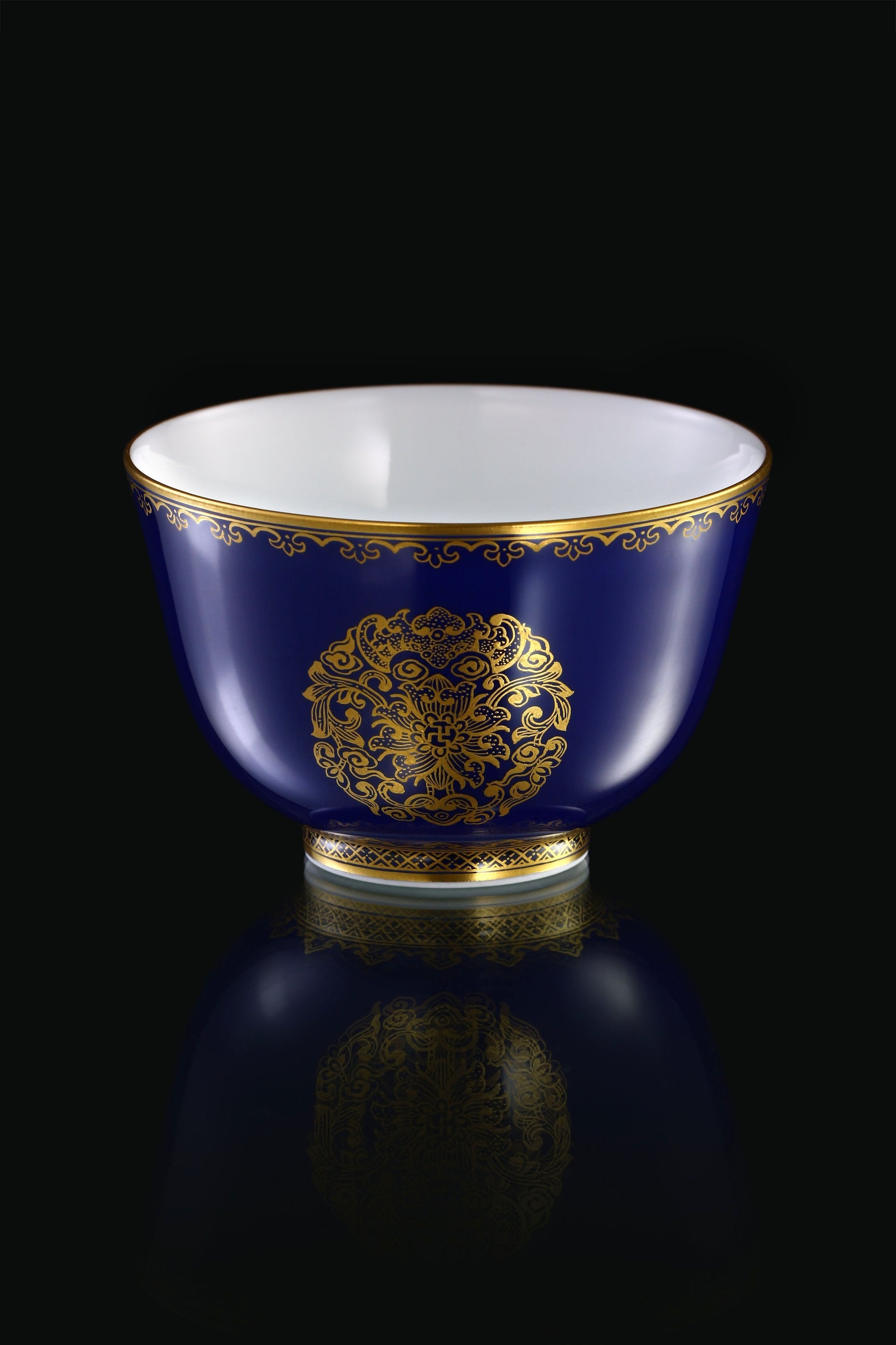 A covered bowl/cup inscribed with the three elements of longevity, health, and happiness, made of gold and emerald.
