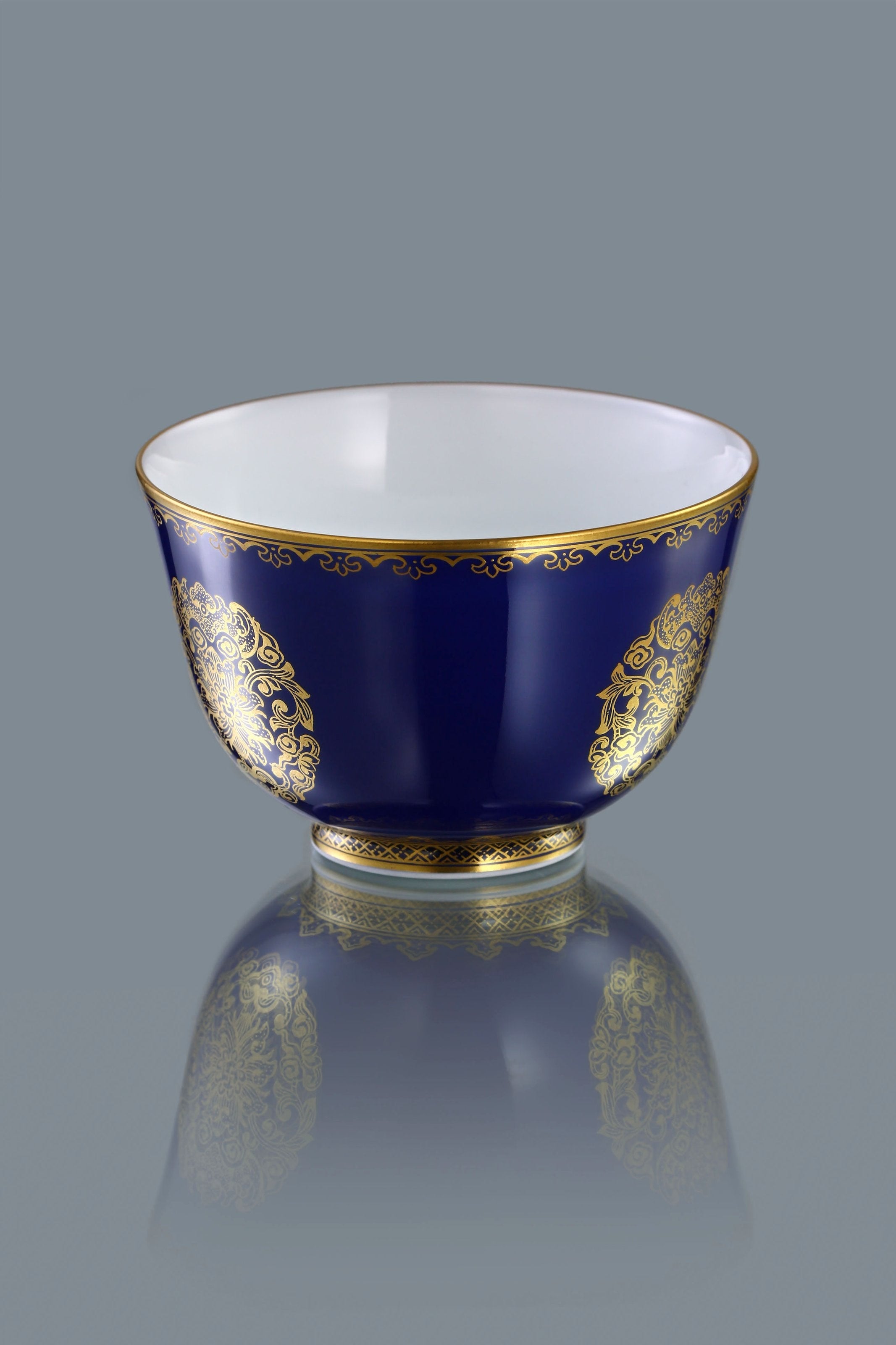 A covered bowl/cup inscribed with the three elements of longevity, health, and happiness, made of gold and emerald.