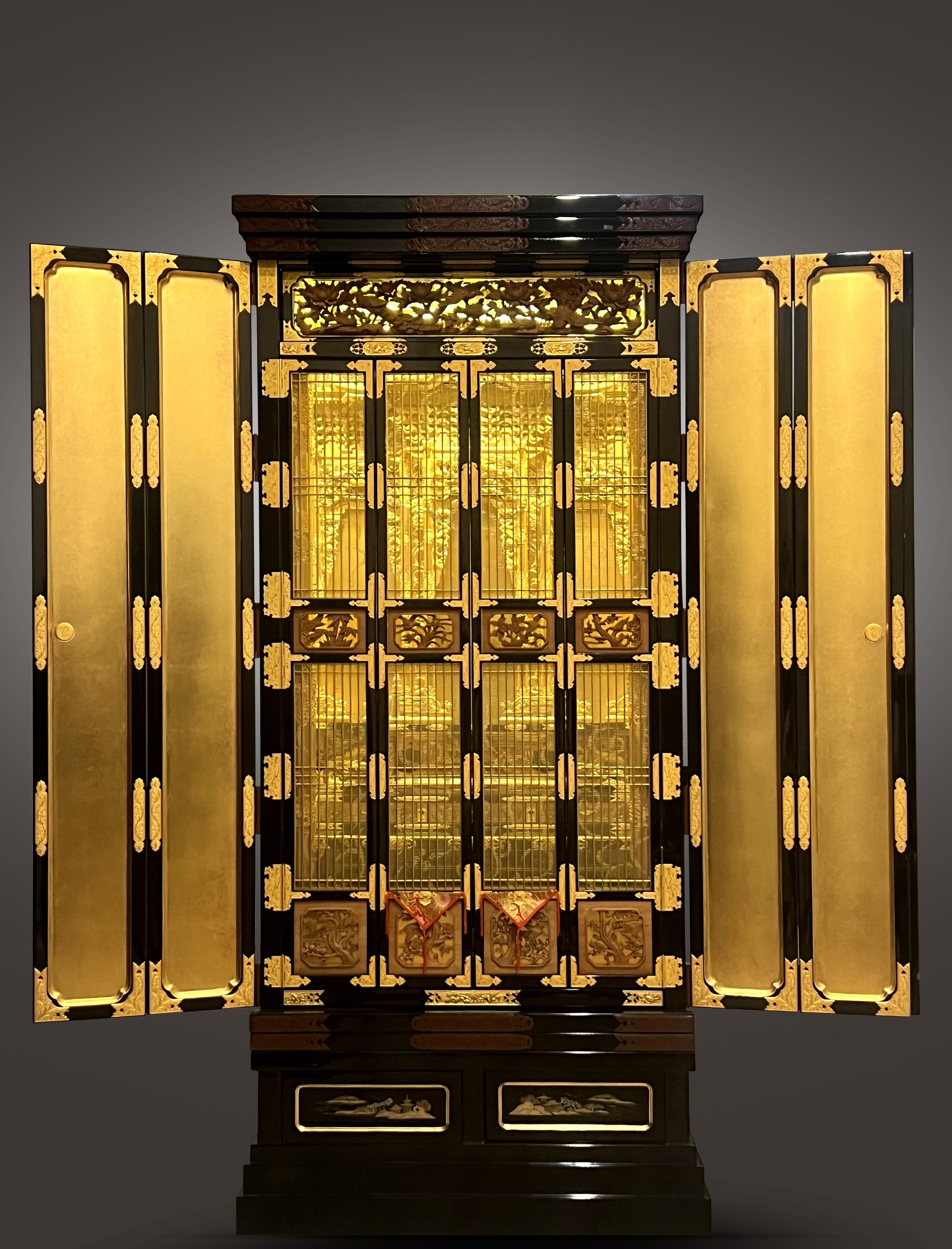 Lacquered and gilded four-fold folding door with carved railings and Buddha