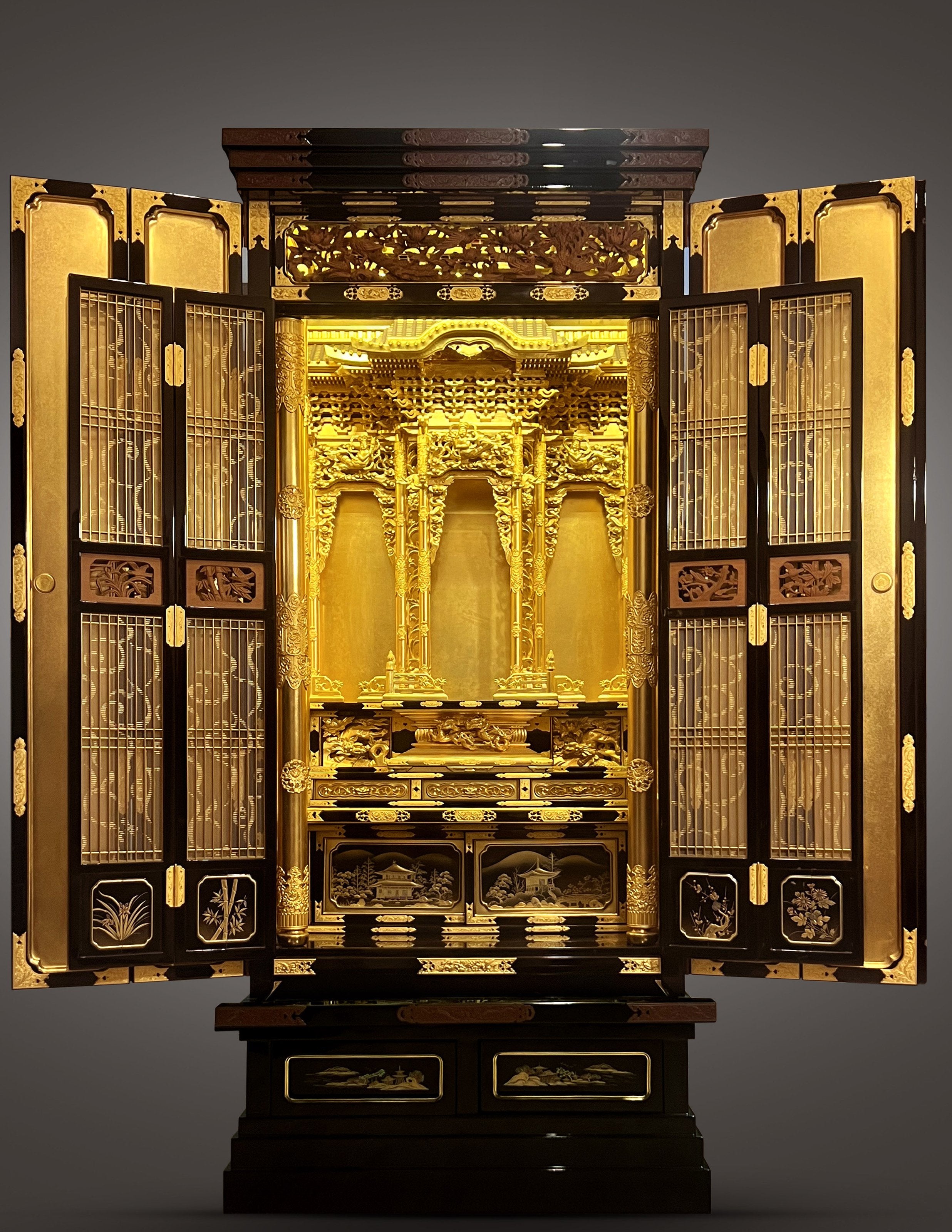 Lacquered and gilded four-fold folding door with carved railings and Buddha