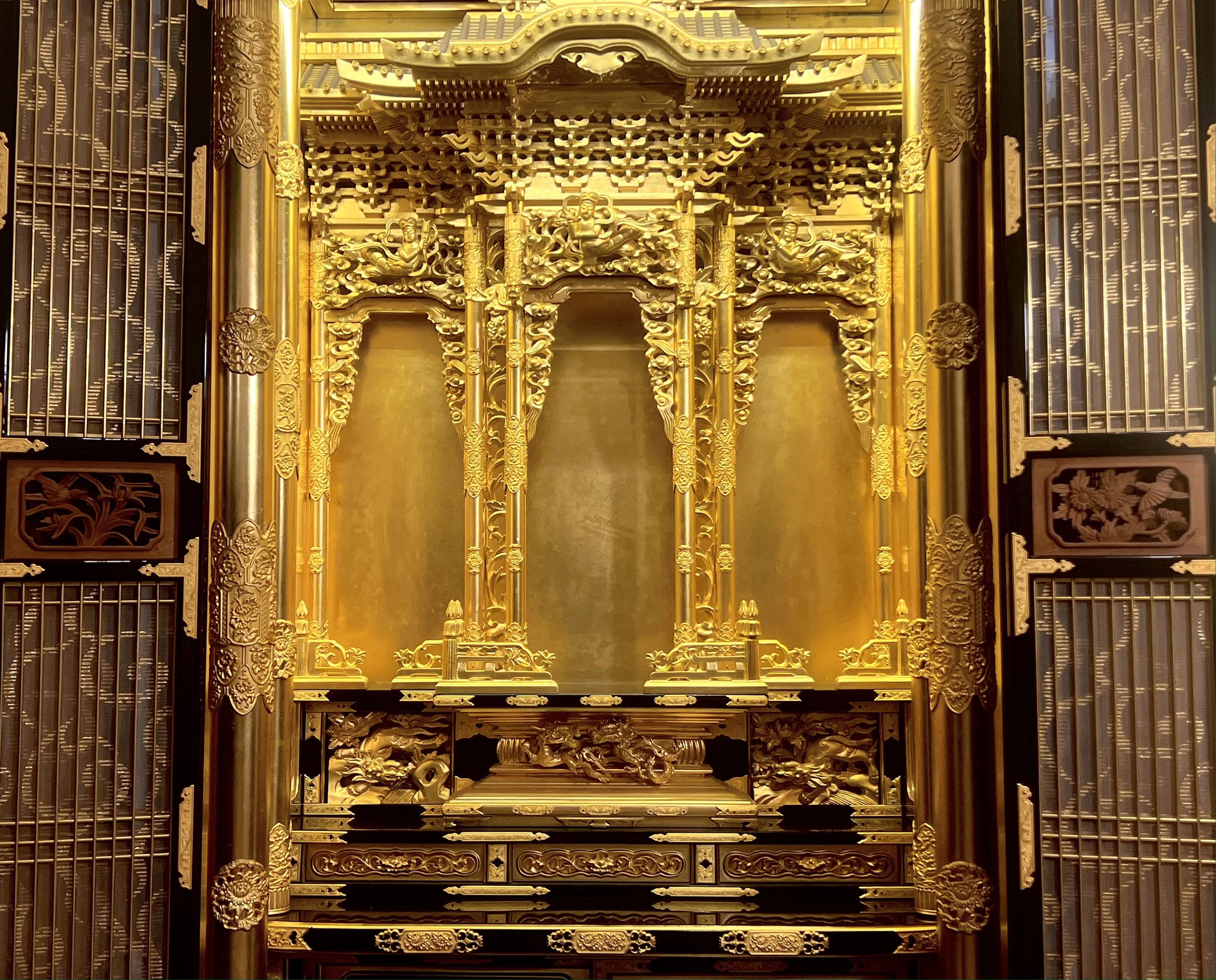 Lacquered and gilded four-fold folding door with carved railings and Buddha