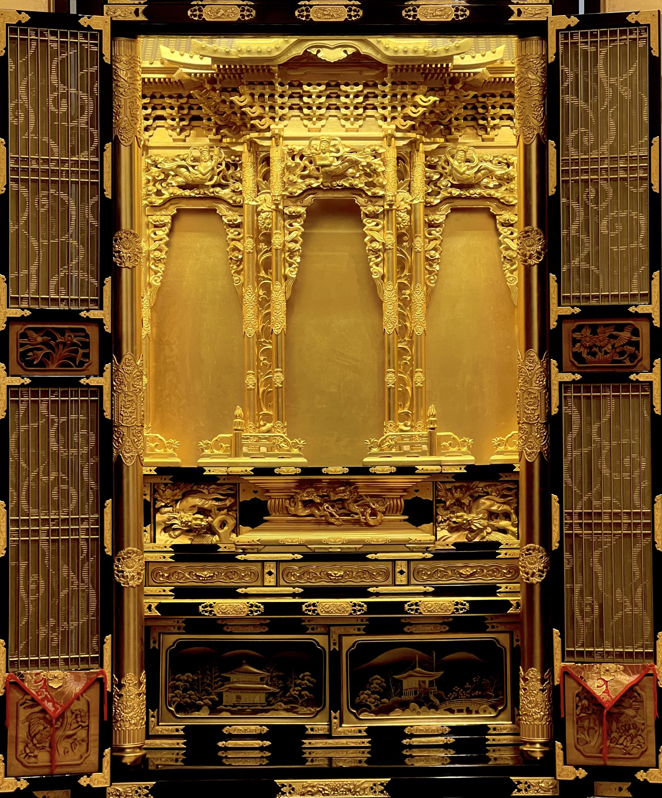 Lacquered and gilded four-fold folding door with carved railings and Buddha