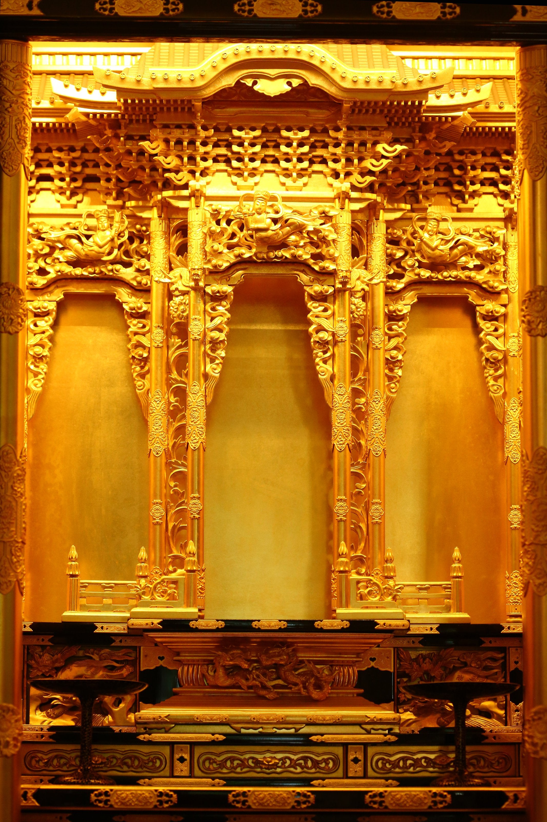 Lacquered and gilded four-fold folding door with carved railings and Buddha