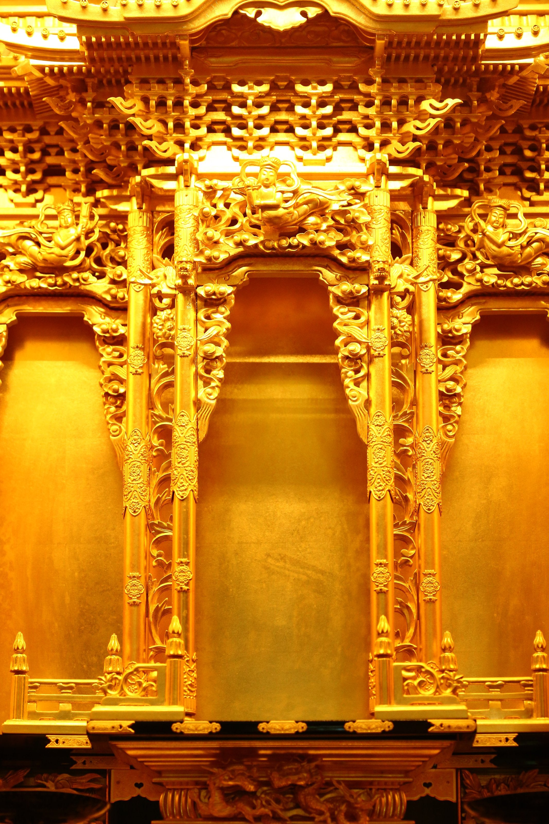Lacquered and gilded four-fold folding door with carved railings and Buddha