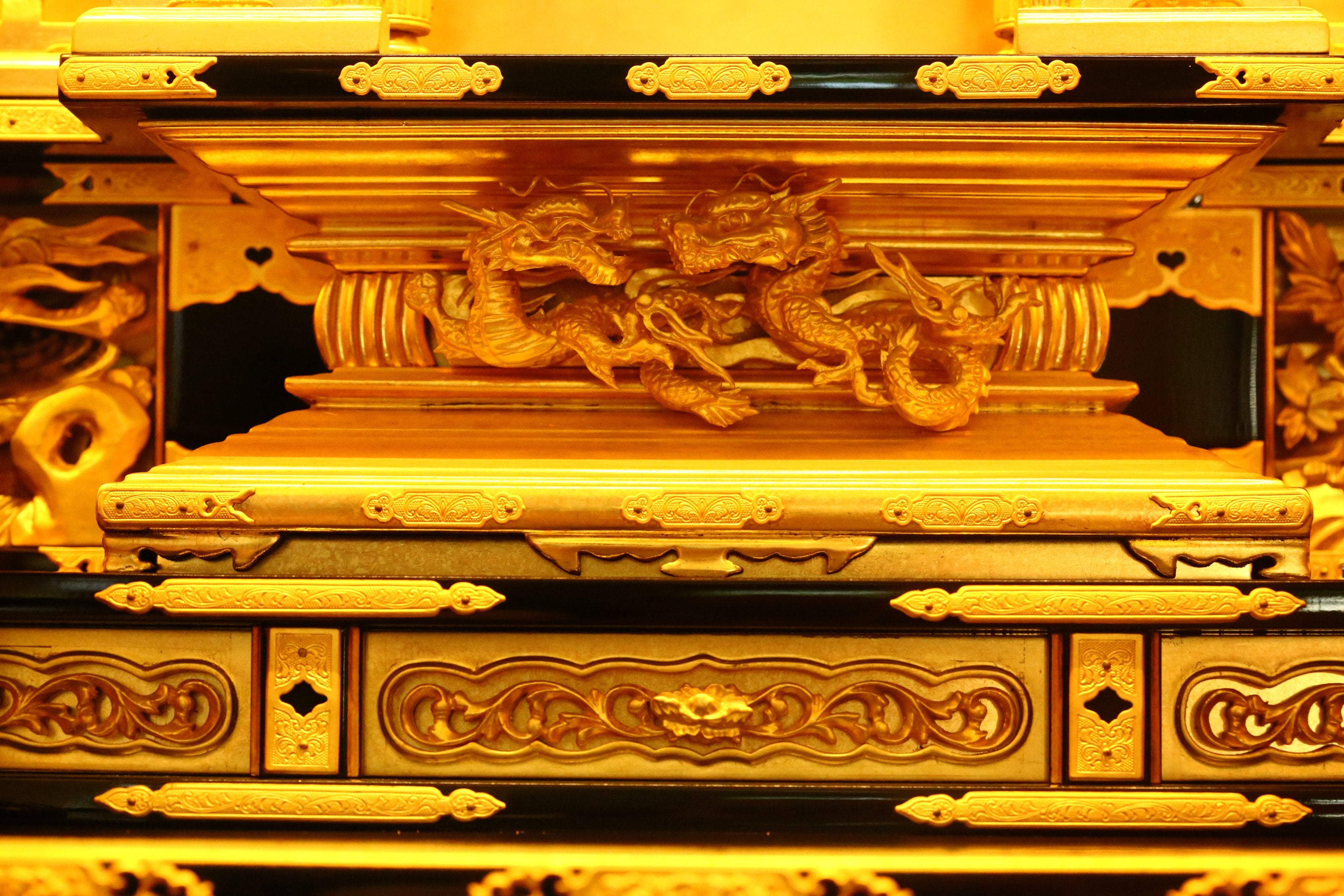 Lacquered and gilded four-fold folding door with carved railings and Buddha