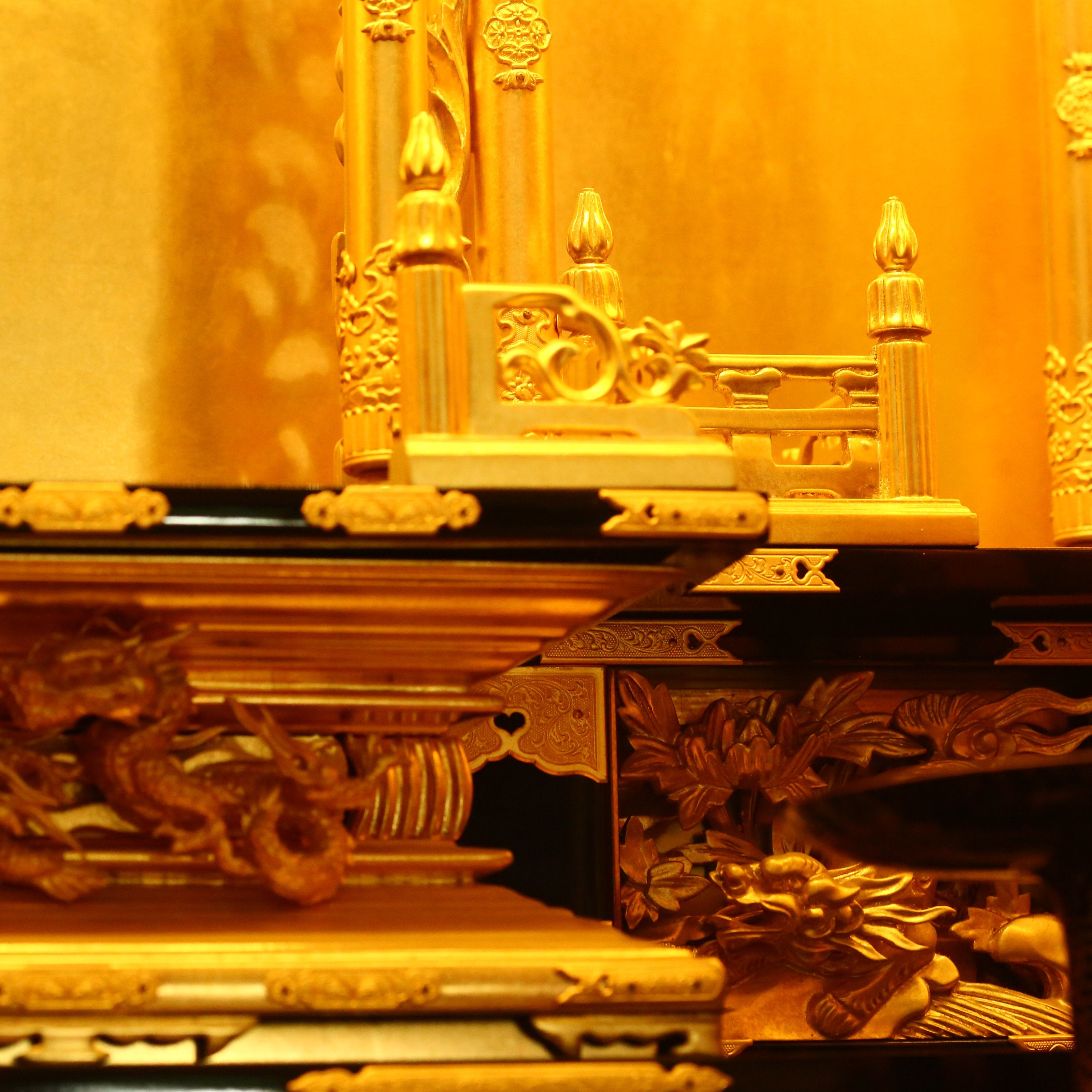 Lacquered and gilded four-fold folding door with carved railings and Buddha