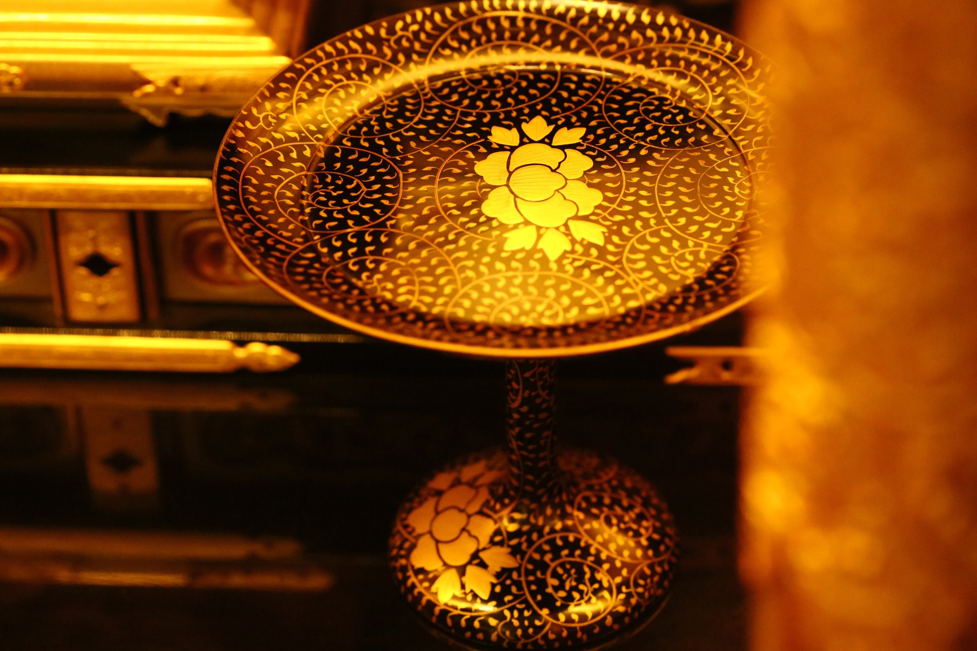 Lacquered and gilded four-fold folding door with carved railings and Buddha